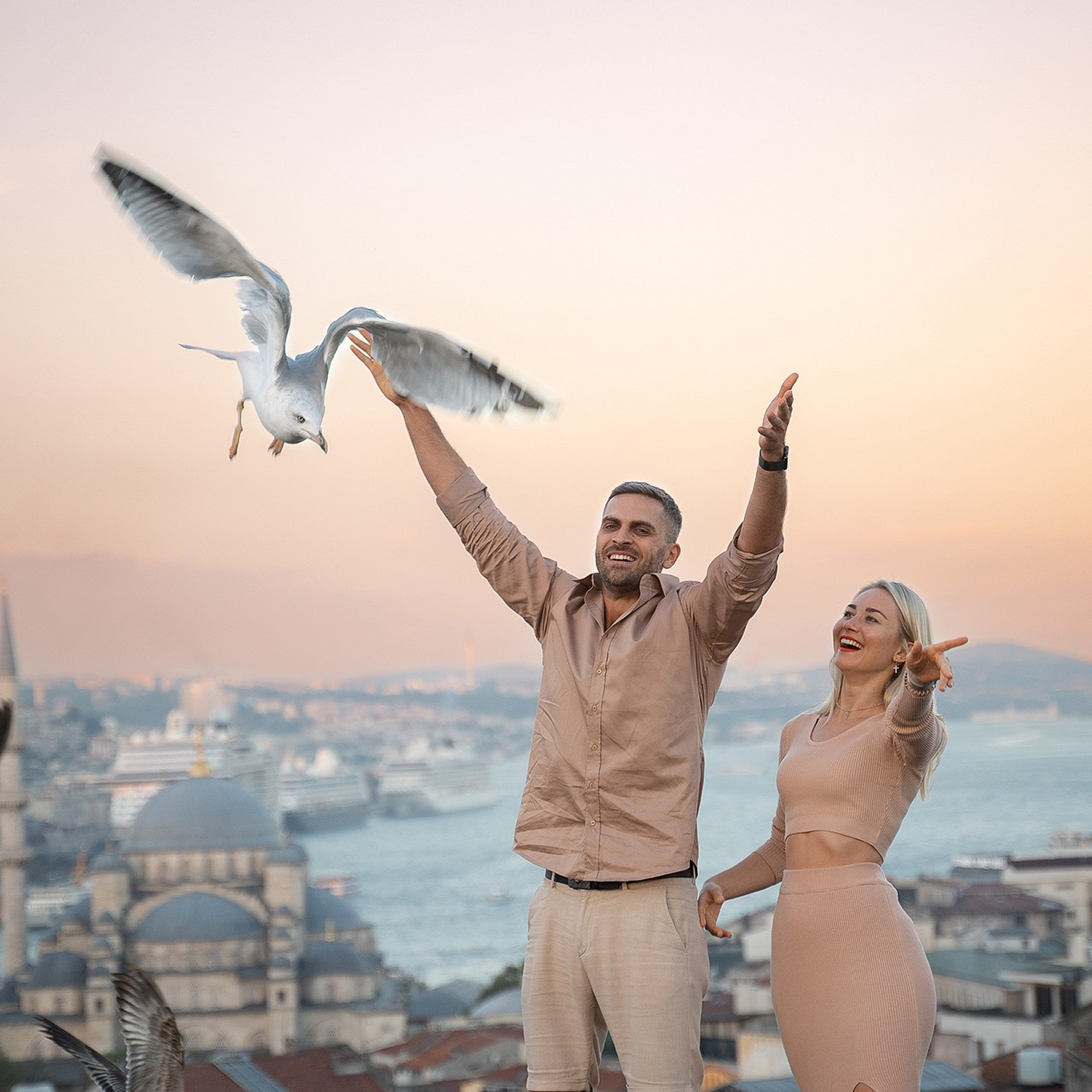 Фотосессия в Стамбуле. Фотограф в Стамбуле. Лайфстайл фотограф в Стамбуле Анатолий. Фотосессии на крышах с чайками
