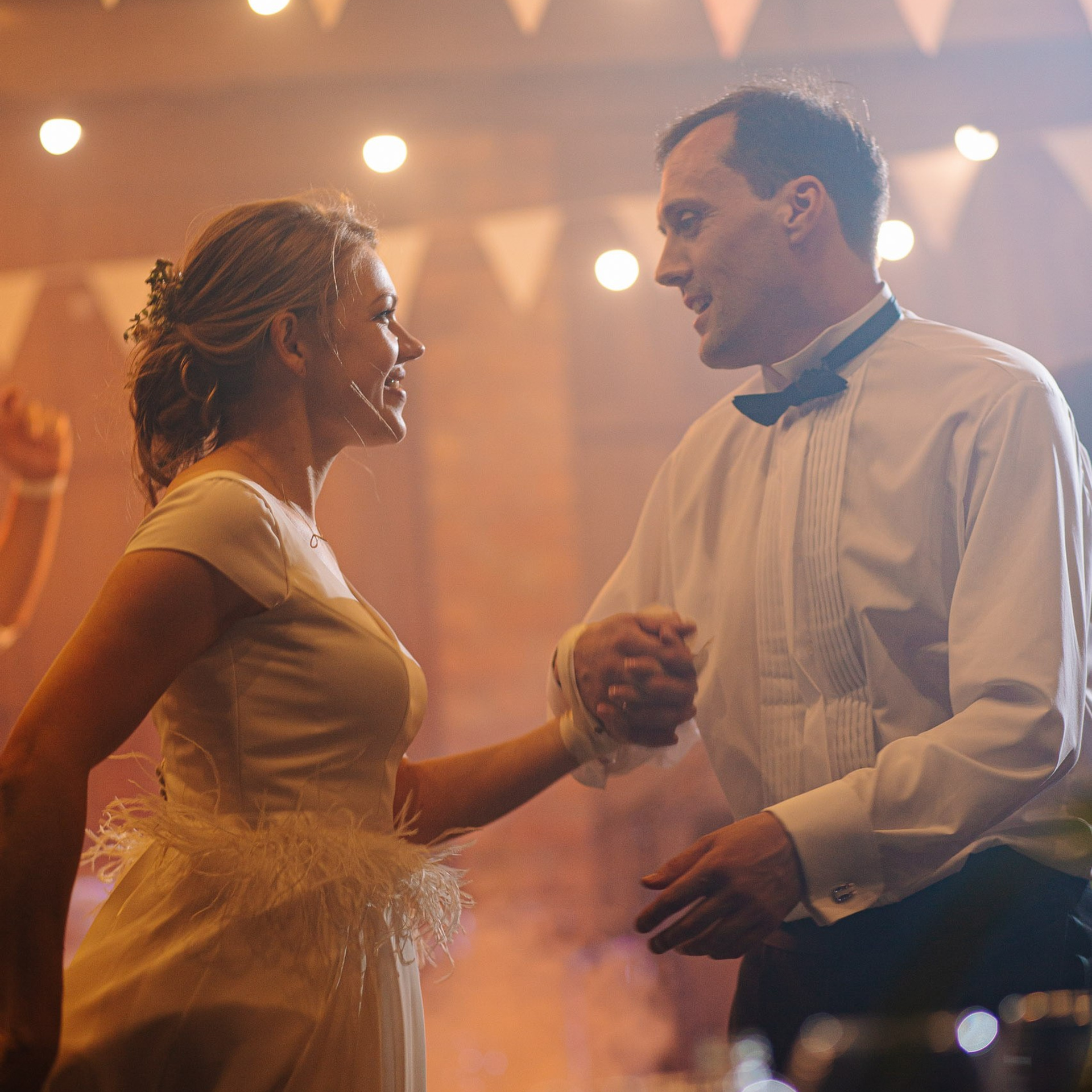 Kāzu svinību telpu apgaismojums, gaisma pie galdiem, deju zona, mičoša