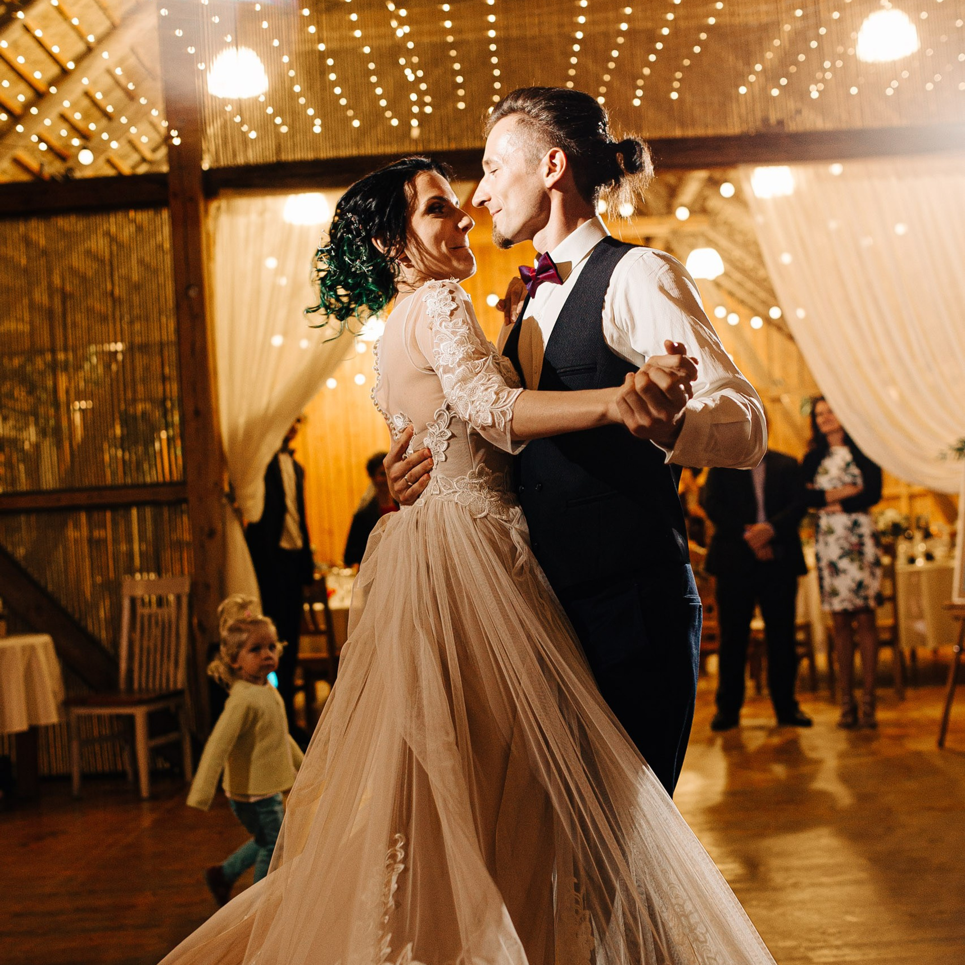 Kāzu svinību telpu apgaismojums, gaisma pie galdiem, deju zona, mičoša