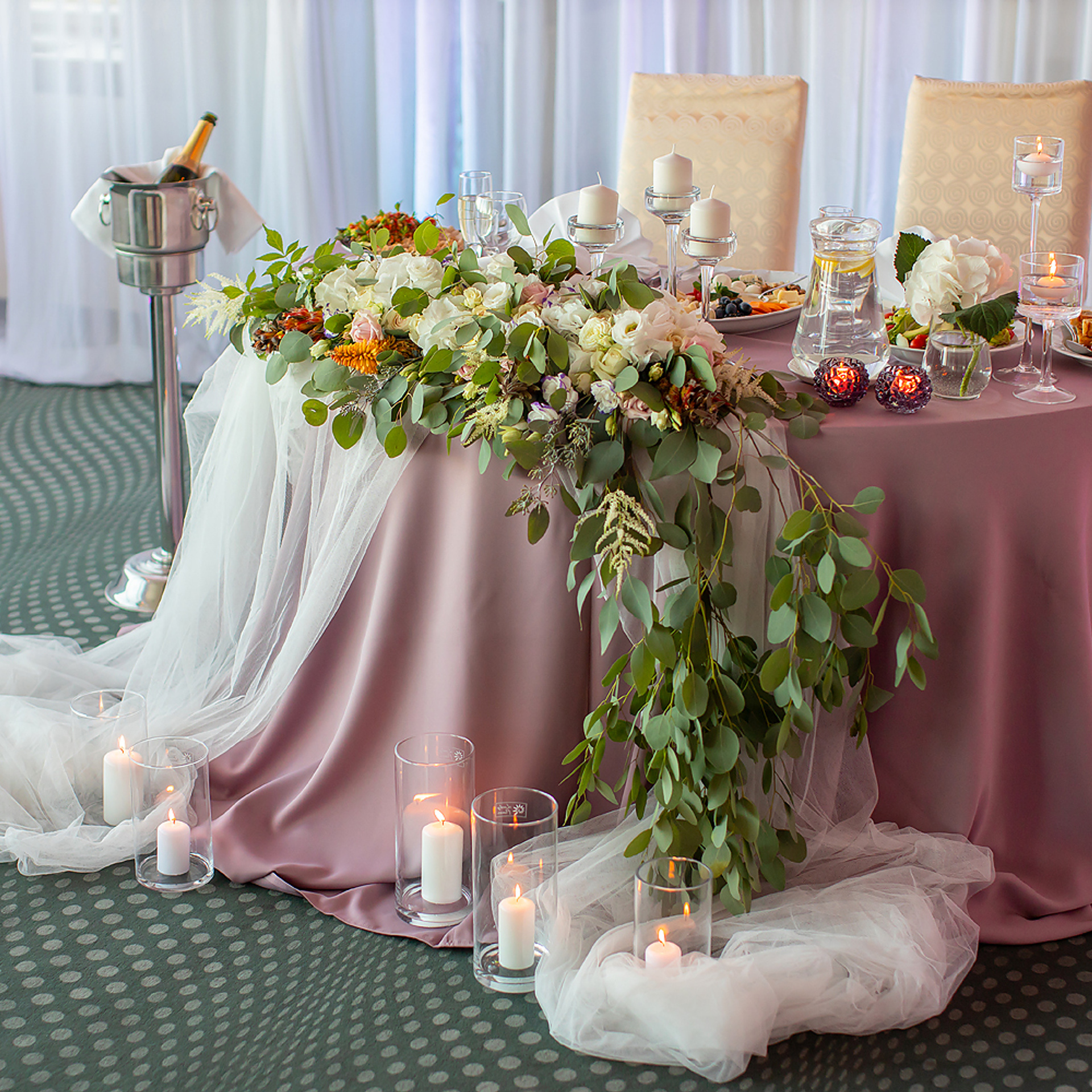 Композиция на стол Фото зона цветочная композиция оформление свадьбы kāzu dekors