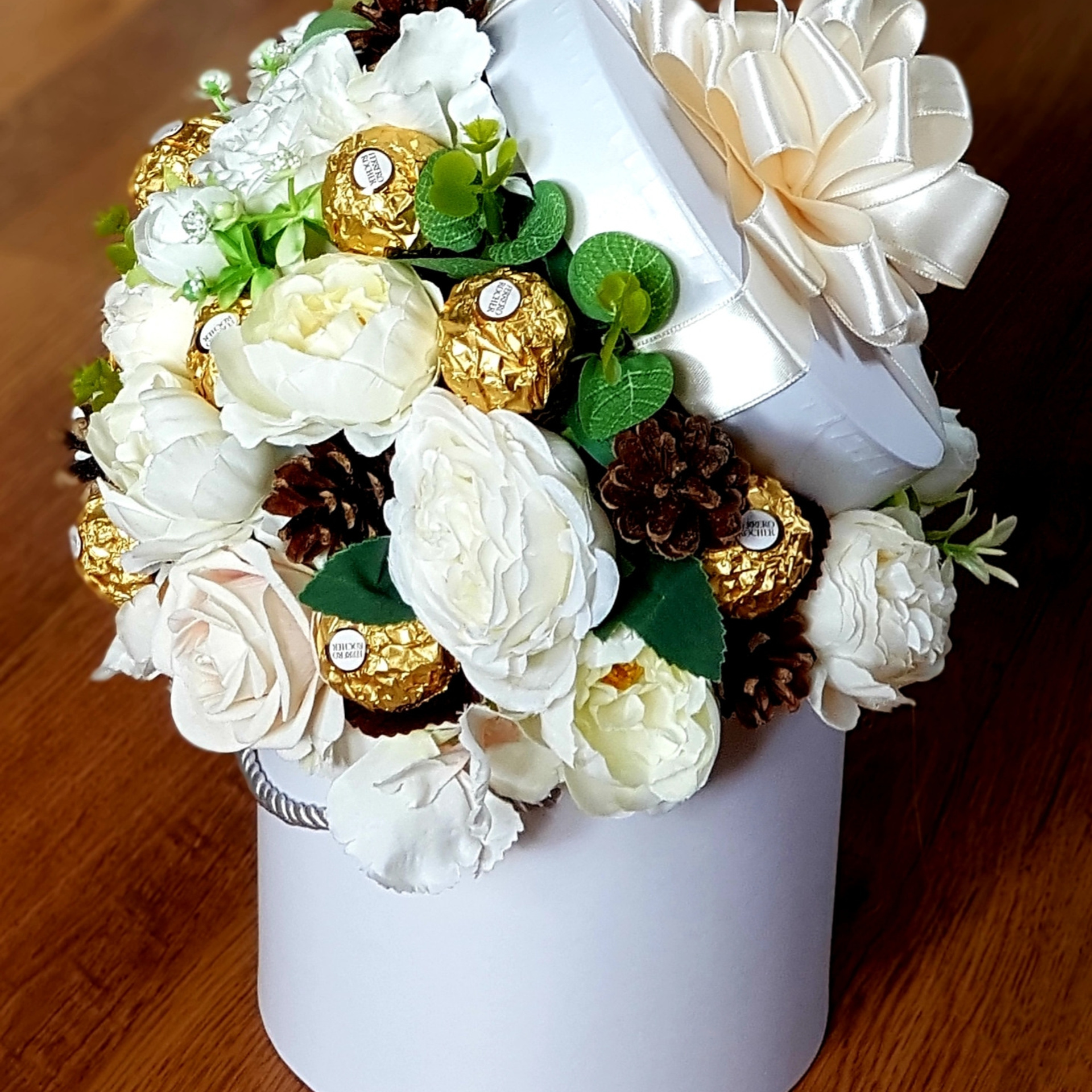 Dāvana dāvanu pušķis dāvanu kaste blumenbox pušķu piegde gift подарок цветы с доставкой букет подарок конфеты блумбокс  ziedu kaste