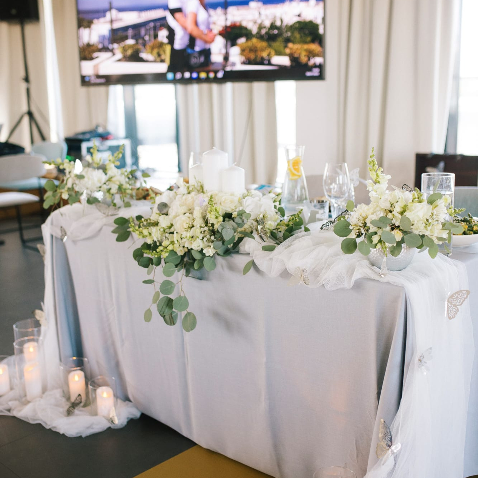 Композиция на стол Фото зона цветочная композиция оформление свадьбы kāzu dekors kāzas līgava 