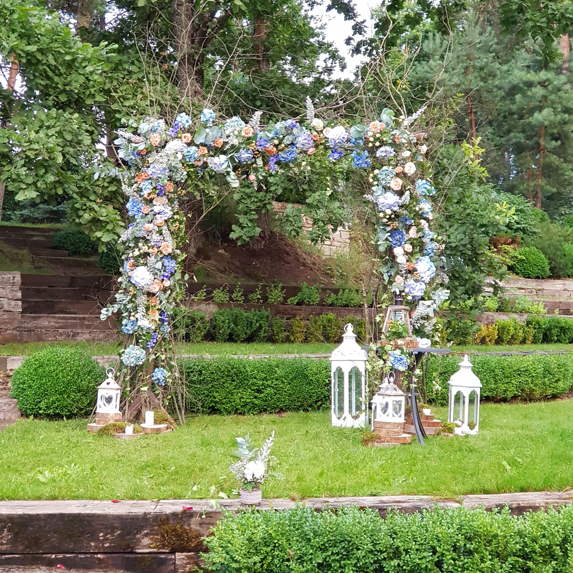 Līgavas pušķis Букет невесты свадебная церемония арка из живых цветов оформление арки выездная церемония штатив с цветами Laulīby reģestrācija kāzu Arka arka ar dzīviem ziediem