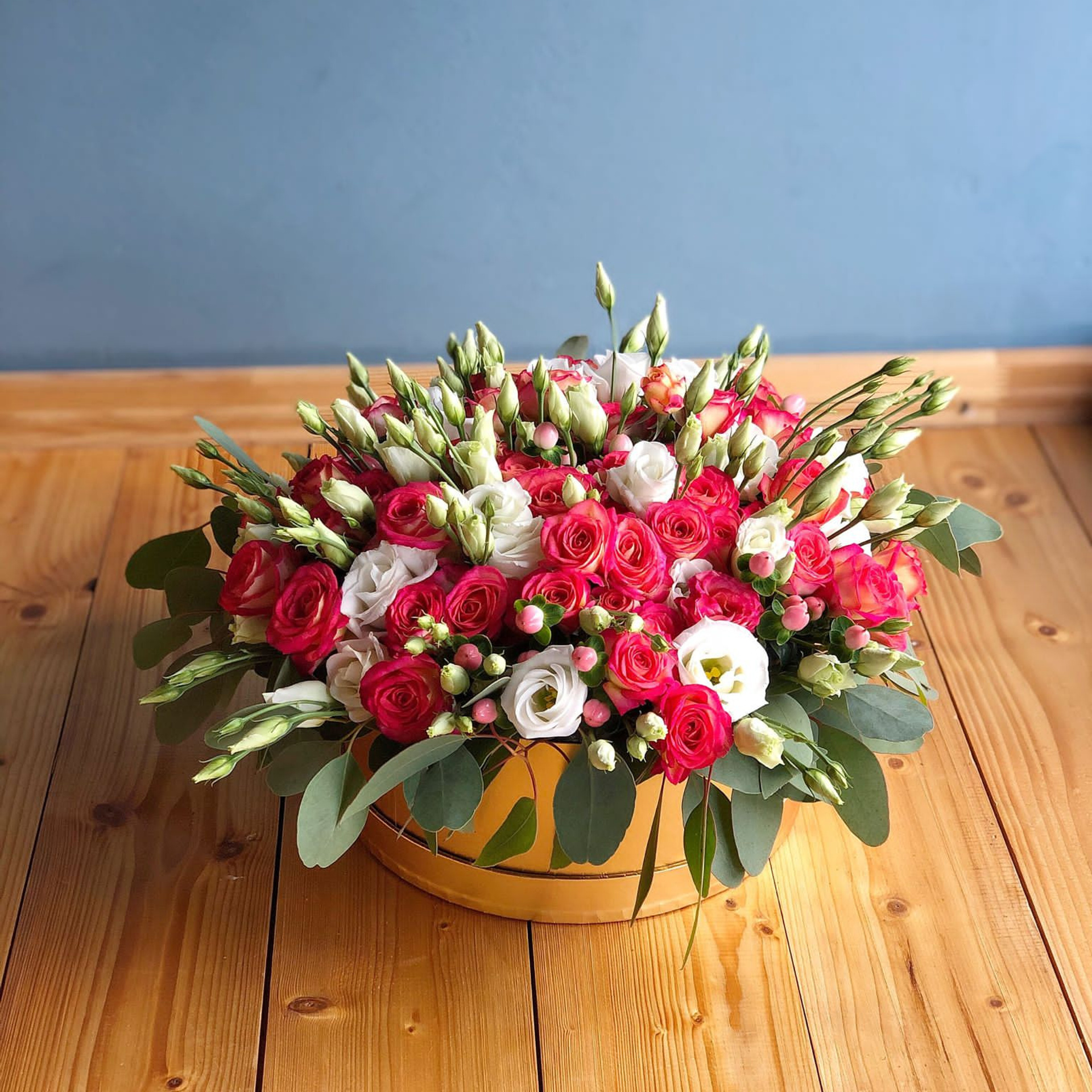 Dāvana dāvanu pušķis dāvanu kaste blumenbox pušķu piegde gift подарок цветы с доставкой букет подарок конфеты блумбокс  ziedu kaste