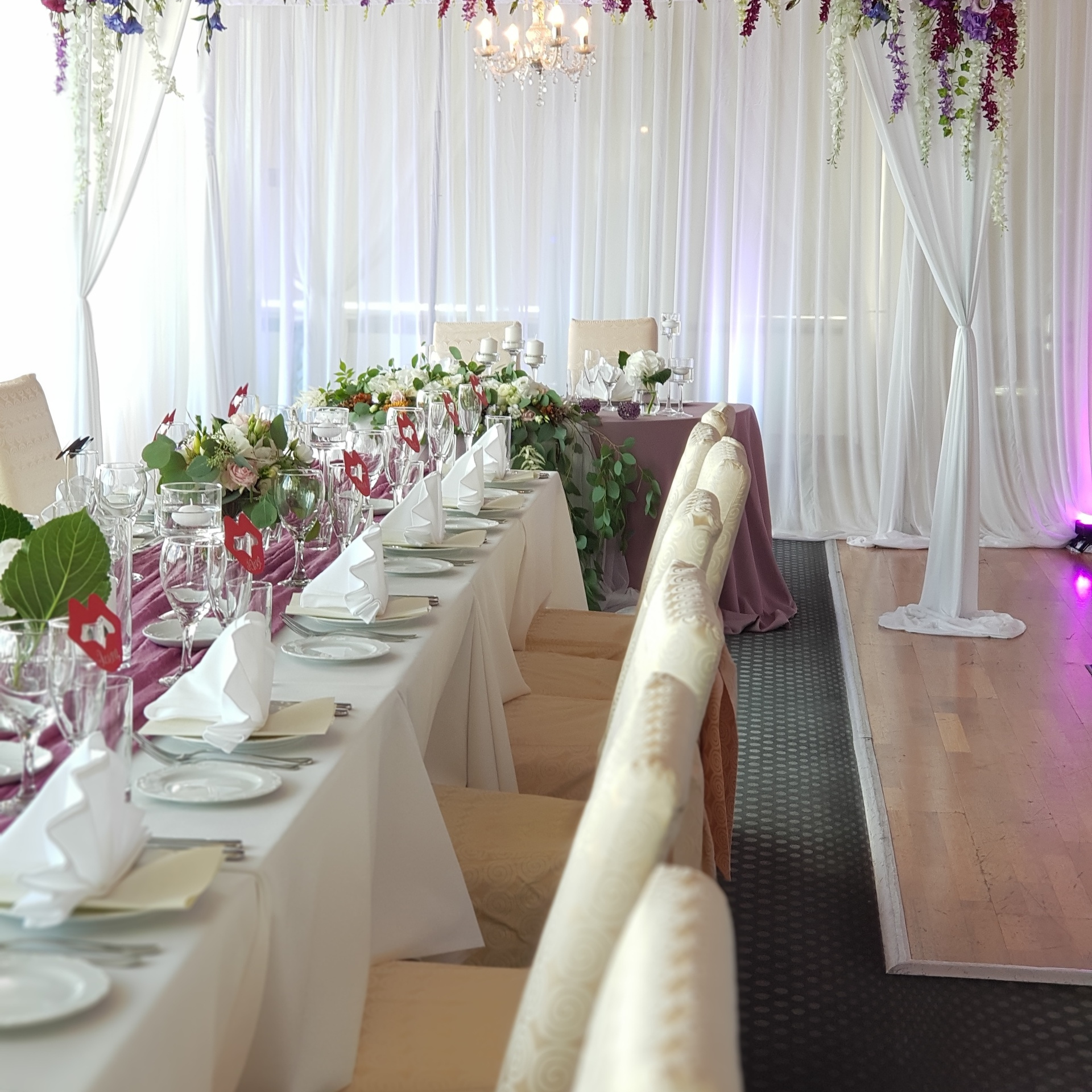 Композиция на стол Фото зона цветочная композиция оформление свадьбы kāzu dekors