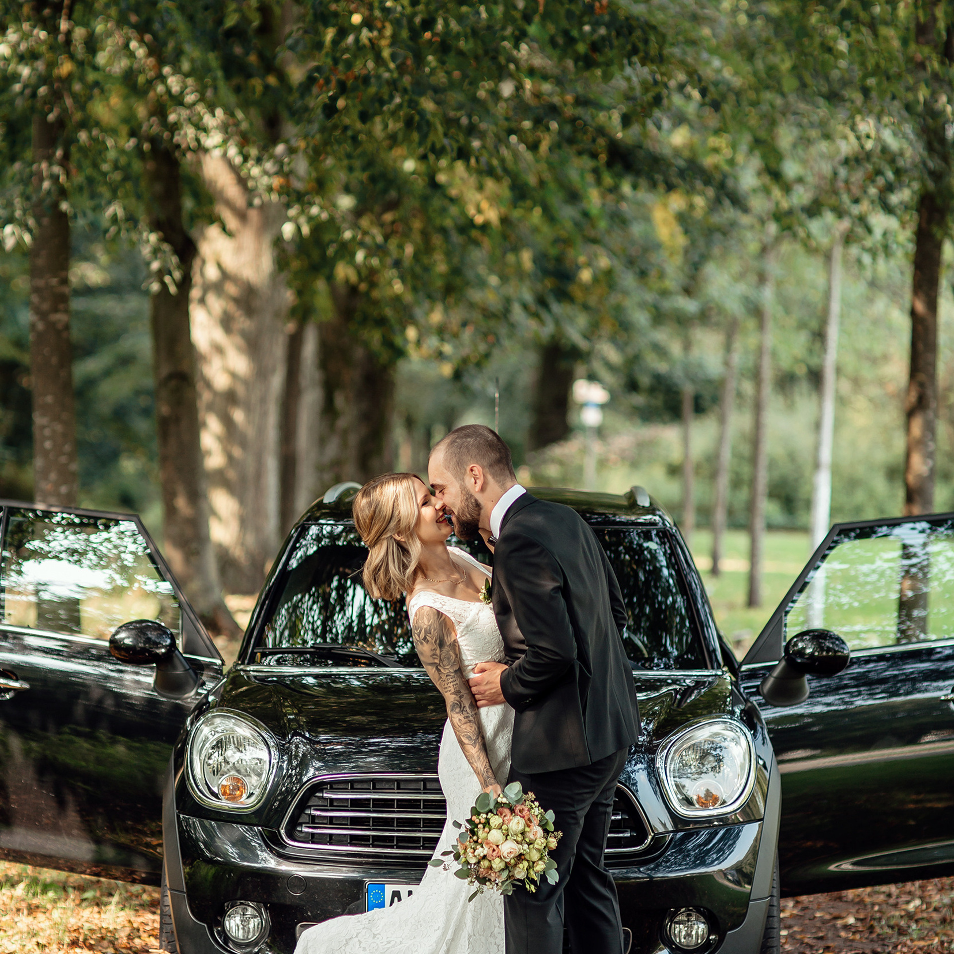 Paarshooting im Stadtpark in Epe, Brautpaarfotoshooting im Stadtpark Epe, Hochzeitsfotoshooting im Stadtpark Epe, Hochzeit mit Hund, Brautpaarshooting mit Hund, Braut mit Hund, Hochzeit Niedersachsen, Braut und Bräutigam, Brautpaar Fotoshooting, Brautpaarshooting, Brautpaarshooting Epe, Brautportrait, hochzeitsfotograf, hochzeitsreportage, fotograf osnabrück, after wedding fotoshooting, fotograf deutschland, fotograf osnabrücker land, photographer germany, elopement photographer germany, after wedding photographer germany, lovestory fotoshooting