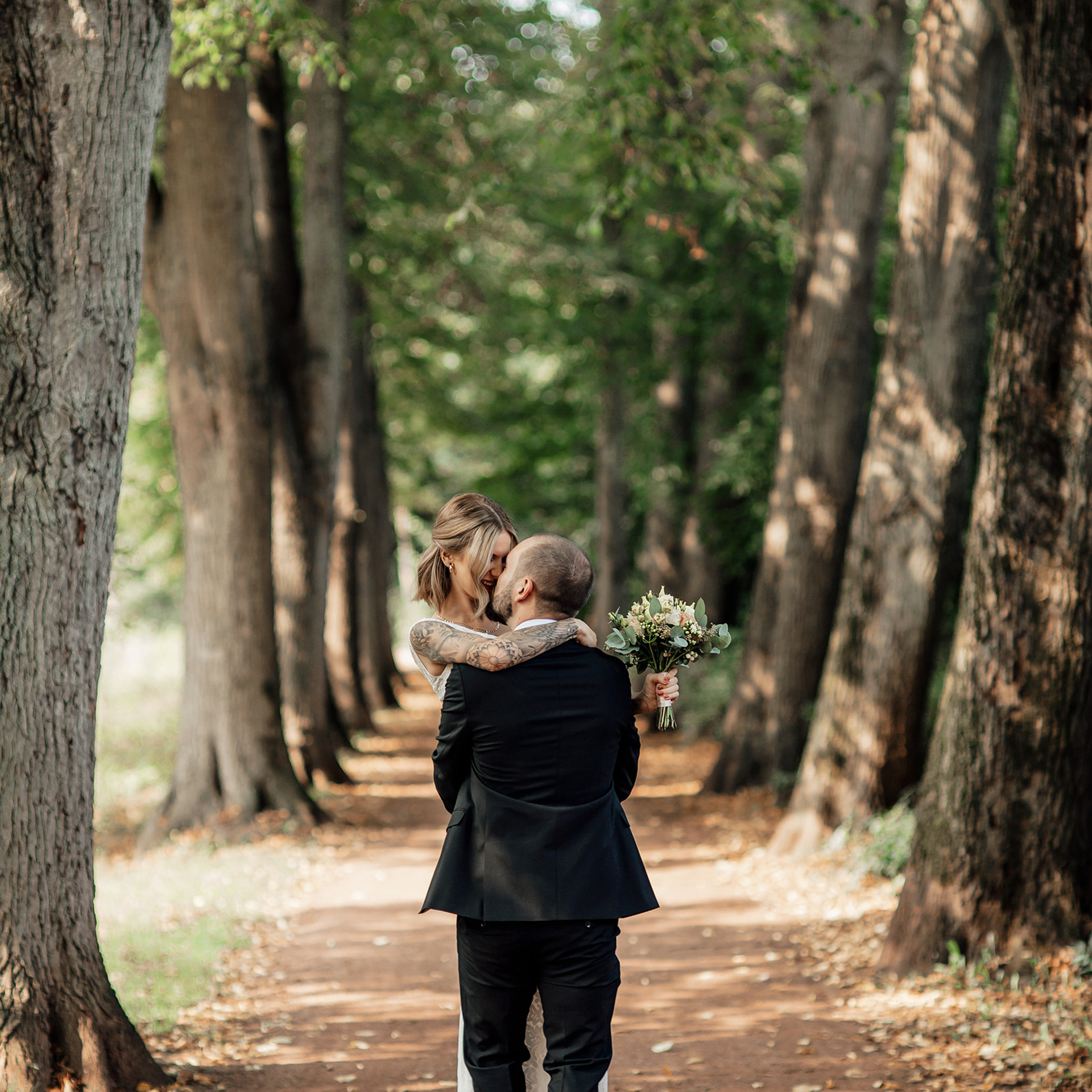 Brautpaarfotoshooting im Stadtpark Epe, Hochzeitsfotoshooting im Stadtpark Epe, Hochzeit mit Hund, Brautpaarshooting mit Hund, Braut mit Hund, Hochzeit Niedersachsen, Braut und Bräutigam, Brautpaar Fotoshooting, Brautpaarshooting, Brautpaarshooting Epe, Brautportrait, hochzeitsfotograf, hochzeitsreportage, fotograf osnabrück, after wedding fotoshooting, fotograf deutschland, fotograf osnabrücker land, photographer germany, elopement photographer germany, after wedding photographer germany, lovestory fotoshooting