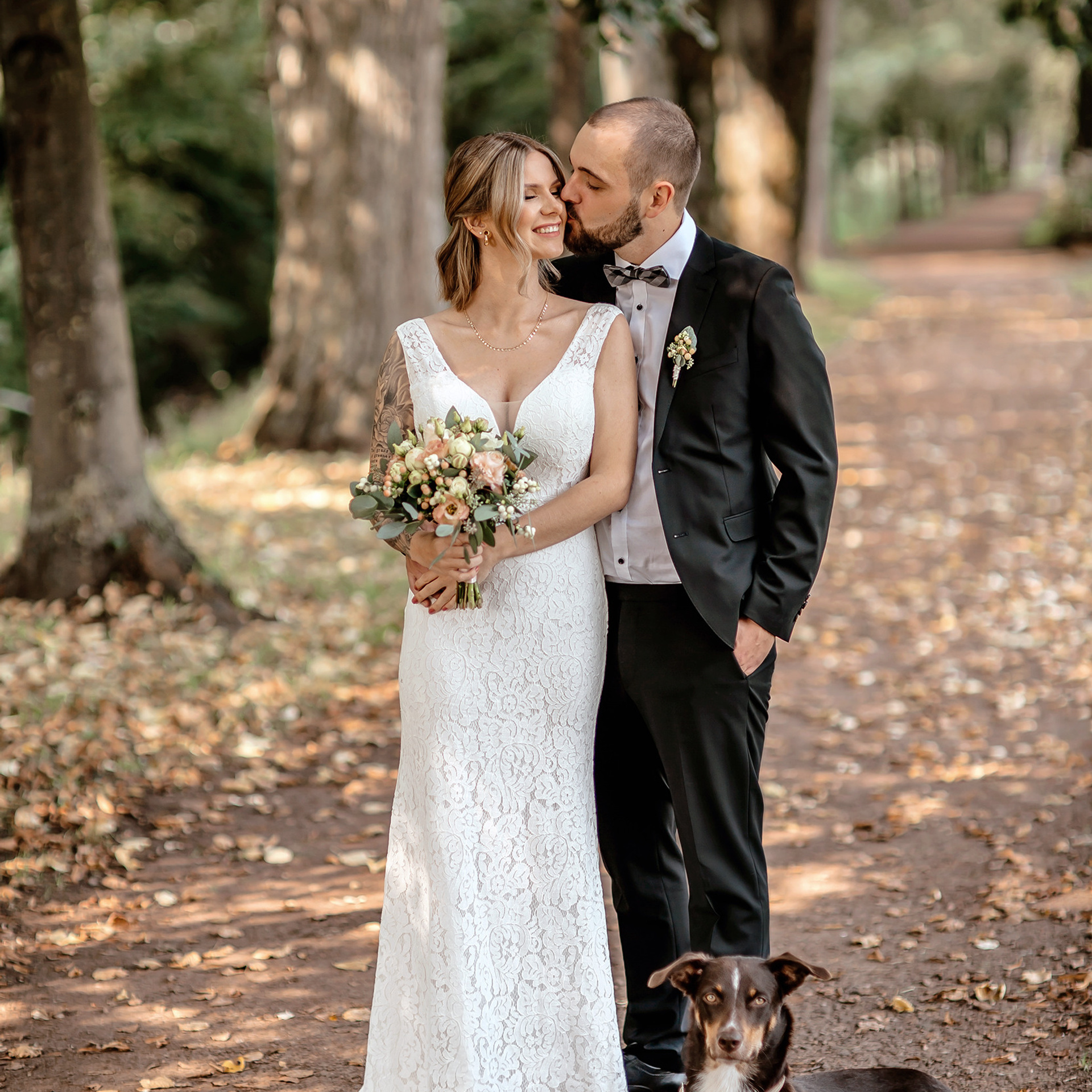 Hochzeit im Sommer, Brautpaarshooting , Hochzeitsfotograf, Hochzeitsfotograf Osnabrück, Hochzeitsfotograf Ibbenbühren, Hochzeitsfotografin Osnabrücker Land, Hochzeit Hörstel, Hochzeitsfotoshooting im Stadtpark Epe, Hochzeit mit Hund, Brautpaarshooting mit Hund, Braut mit Hund, Hochzeit Niedersachsen, Braut und Bräutigam, Brautpaar Fotoshooting, Brautpaarshooting, Brautpaarshooting Epe, Brautportrait, hochzeitsfotograf, hochzeitsreportage, fotograf osnabrück, after wedding fotoshooting, fotograf deutschland, fotograf osnabrücker land, photographer germany, elopement photographer germany, after wedding photographer germany, lovestory fotoshooting