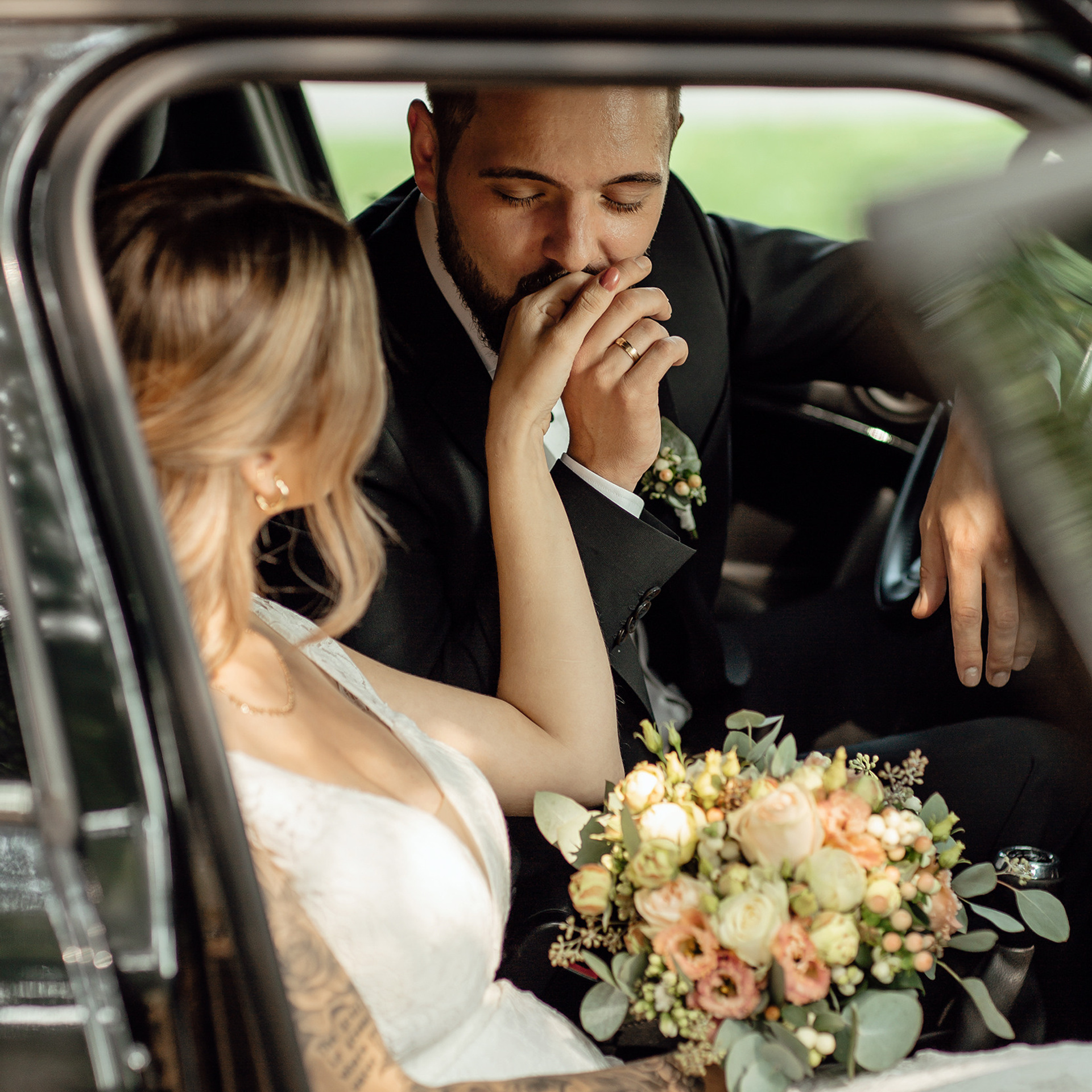 Hochzeit in Epe, Brautpaarfotoshooting im Stadtpark Epe, Hochzeitsfotoshooting im Stadtpark Epe, Hochzeit mit Hund, Brautpaarshooting mit Hund, Braut mit Hund, Hochzeit Niedersachsen, Braut und Bräutigam, Brautpaar Fotoshooting, Brautpaarshooting, Brautpaarshooting Epe, Brautportrait, hochzeitsfotograf, hochzeitsreportage, fotograf osnabrück, after wedding fotoshooting, fotograf deutschland, fotograf osnabrücker land, photographer germany, elopement photographer germany, after wedding photographer germany, lovestory fotoshooting