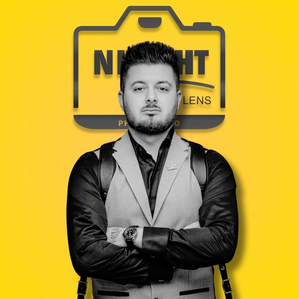 Portret profesional al unui bărbat pe fundal galben cu logo, expresie zâmbitoare