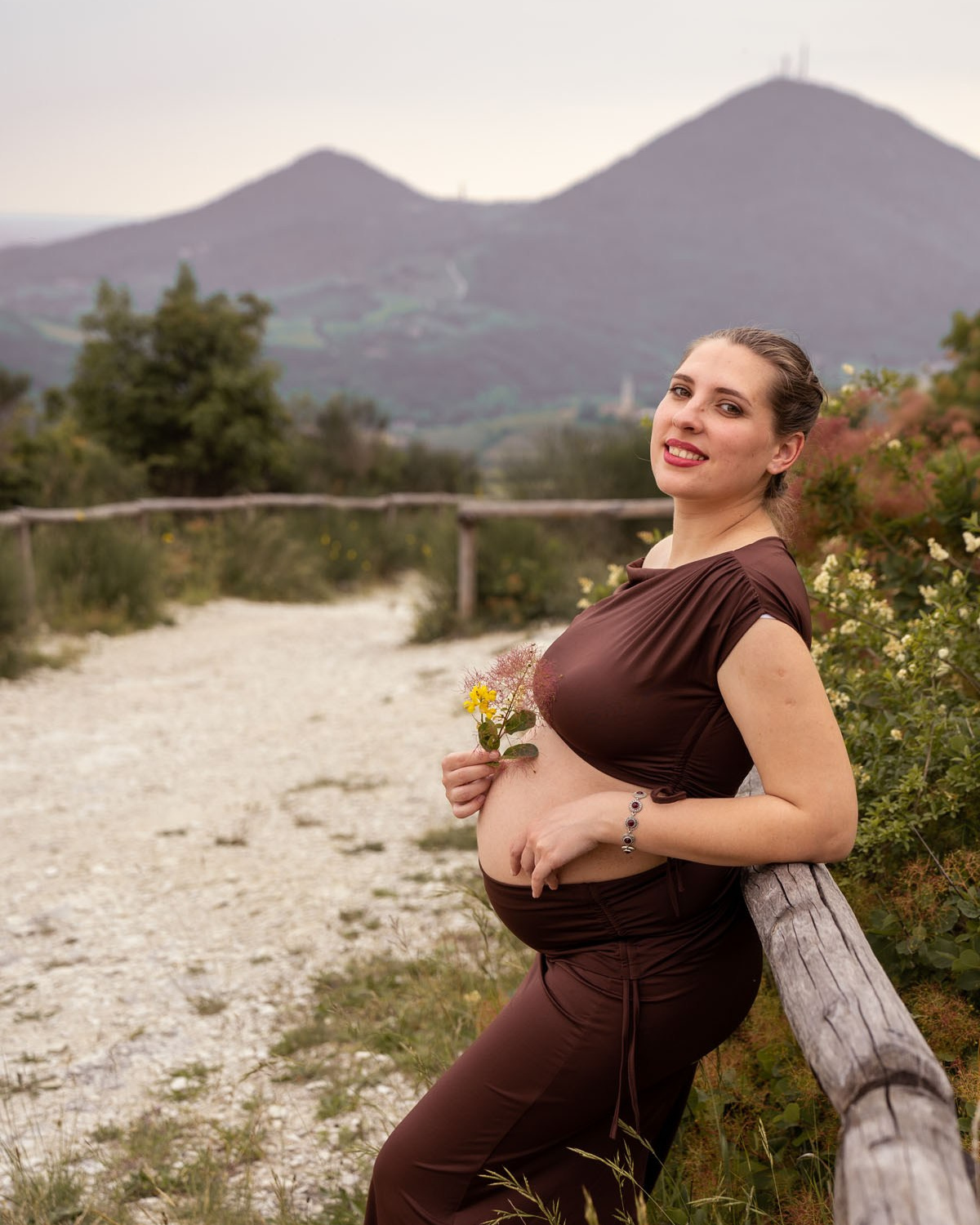 Donna incinta sorridente durante una mini sessione maternity al tramonto vicino a Padova