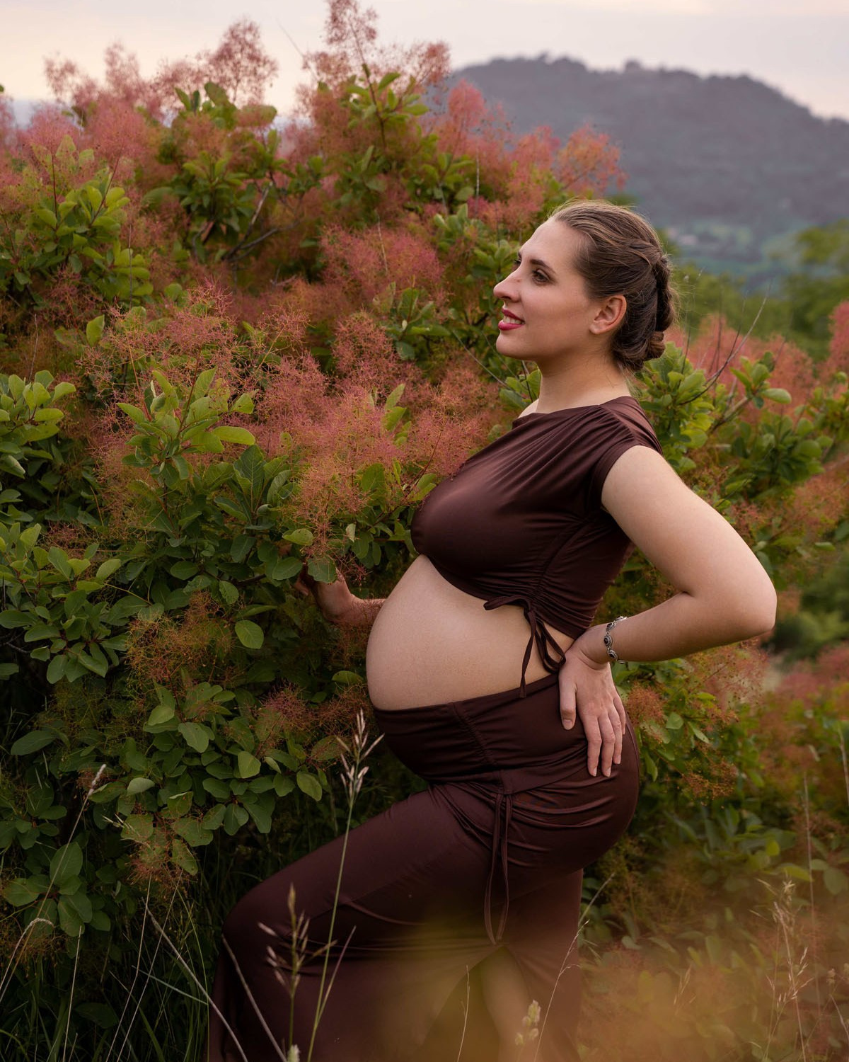 Ritratto maternity all'aperto tra i colori naturali dei Colli Euganei vicino a Padova