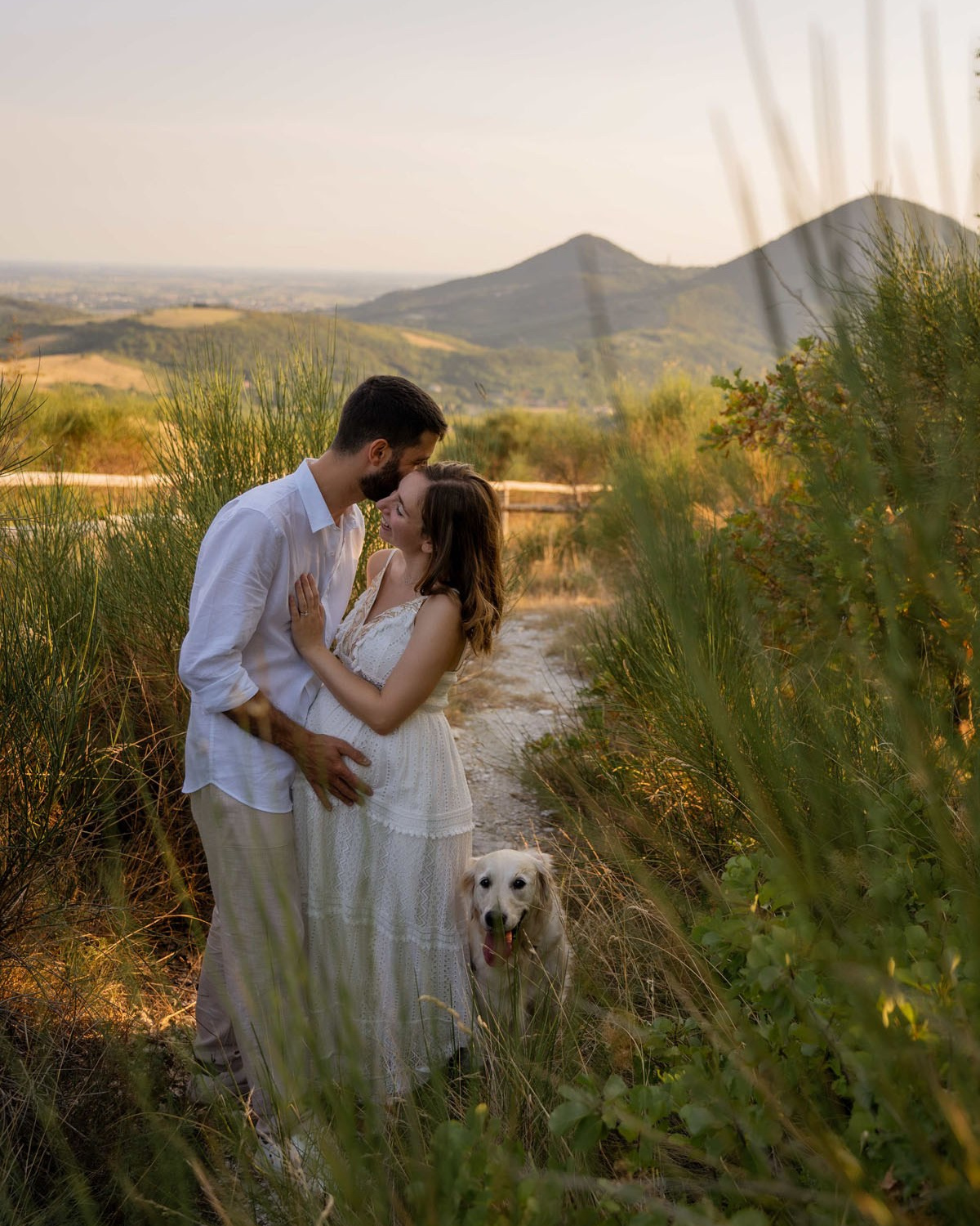Momento di coppia durante un servizio fotografico di gravidanza