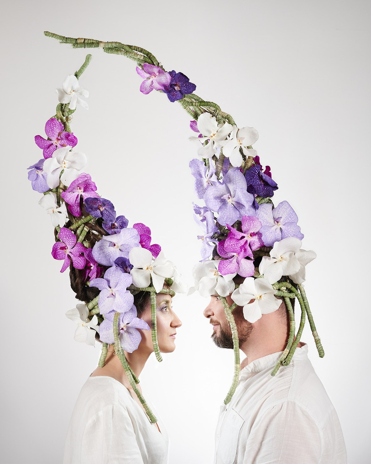 Blumenfotografie Wien – Floraler Kopfschmuck als künstlerisches Headpiece auf zwei Personen.