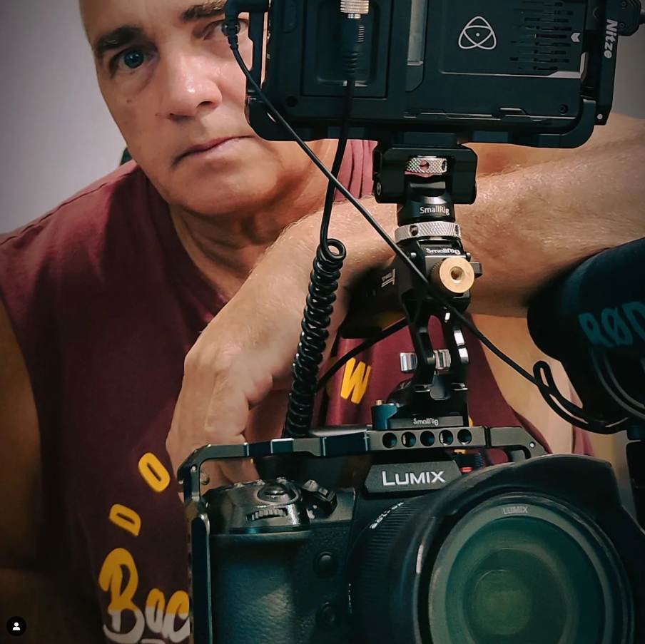 fotógrafo posando con su camara