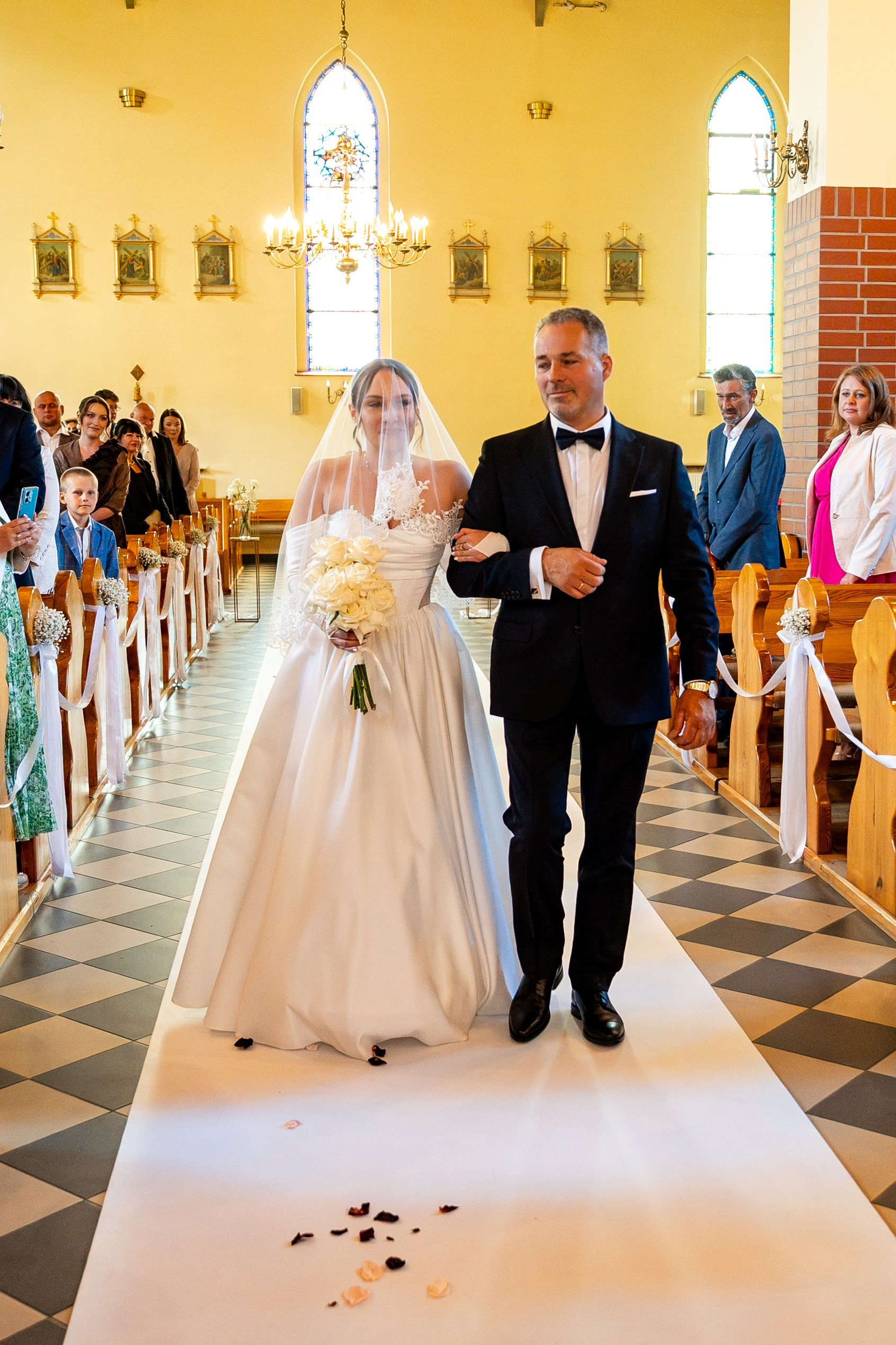 Fotografia ślubna w kościele w Polsce: porady i prawdziwe przykłady zdjęć