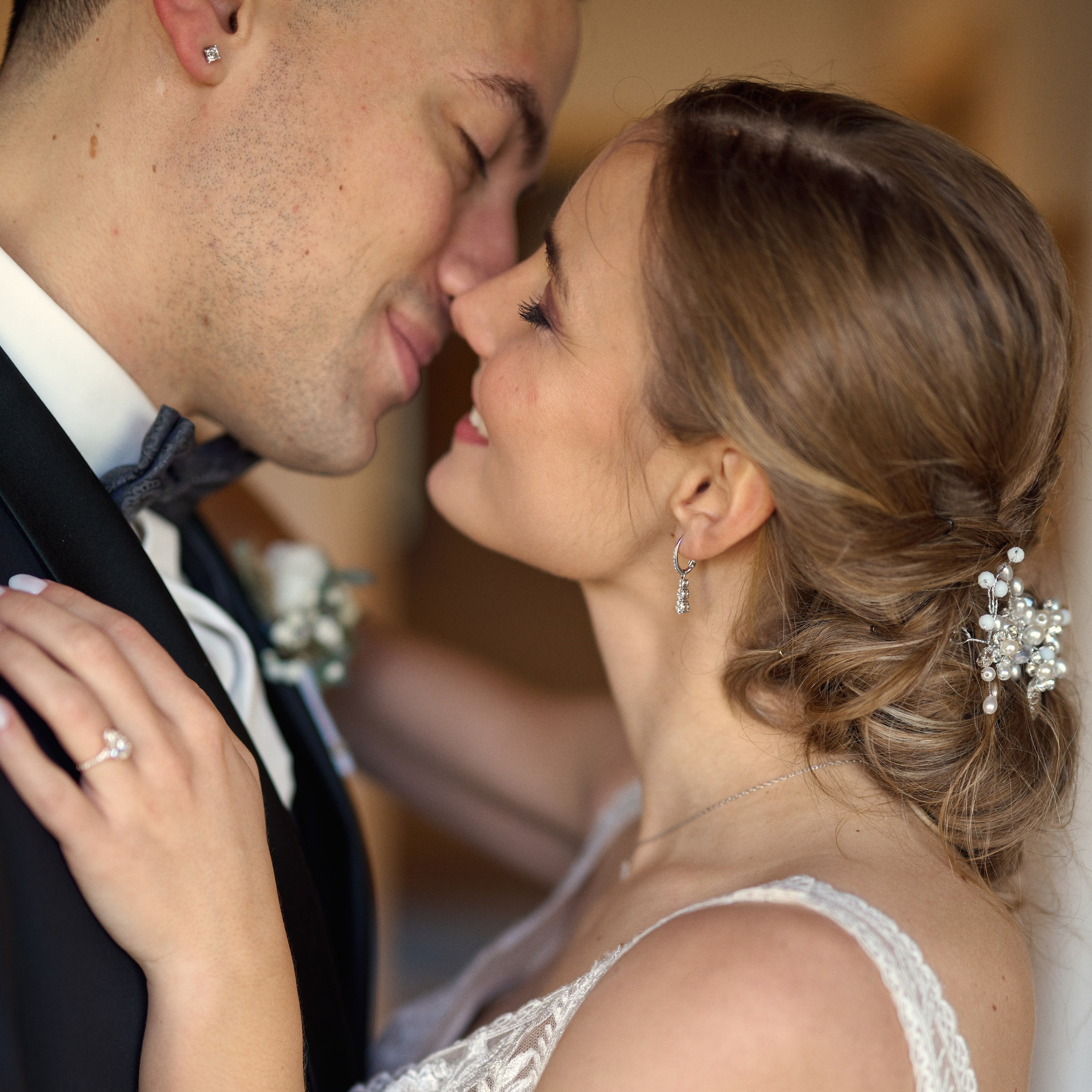Nahaufnahme eines innigen Moments zwischen Braut und Bräutigam bei einer deutsch-amerikanischen Hochzeit, fotografiert von Alex Fetter.