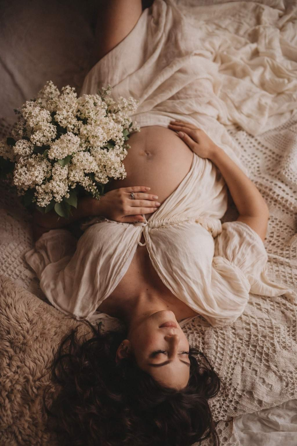 Фотосессия для беременных с цветами в студии