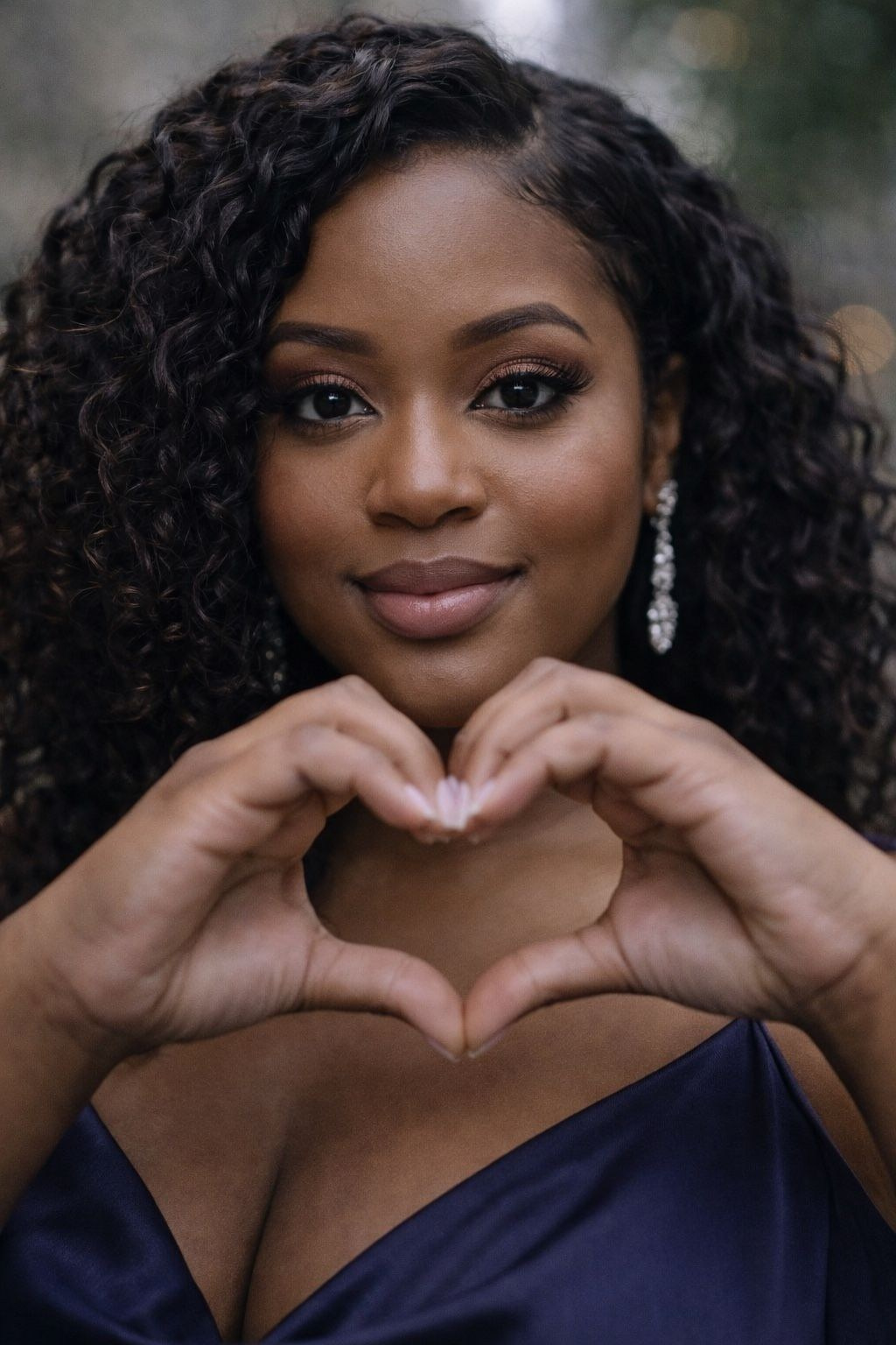 Элегантная фотосессия выпускницы с естественными позами