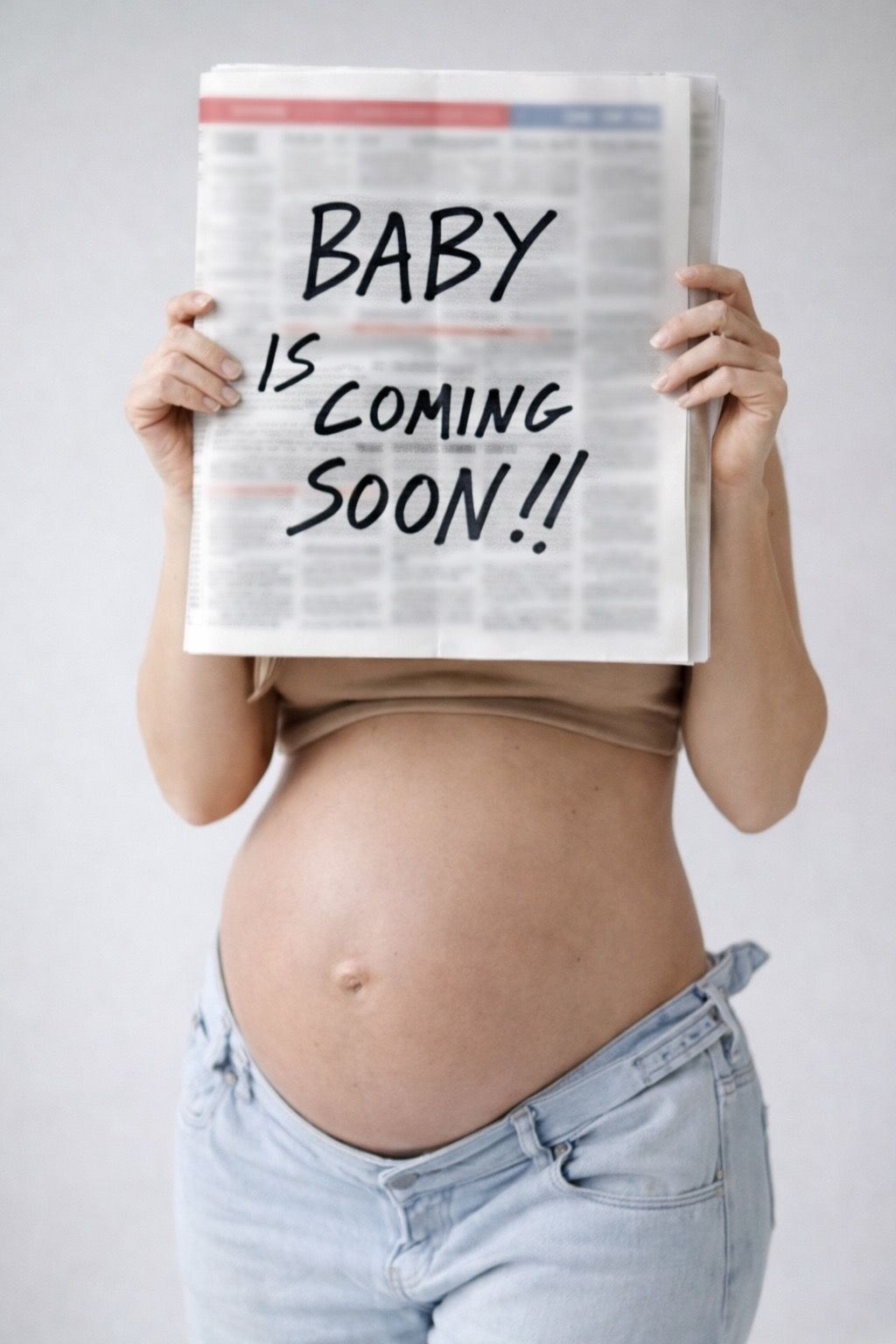 Фотосессия беременности с табличкой baby coming soon