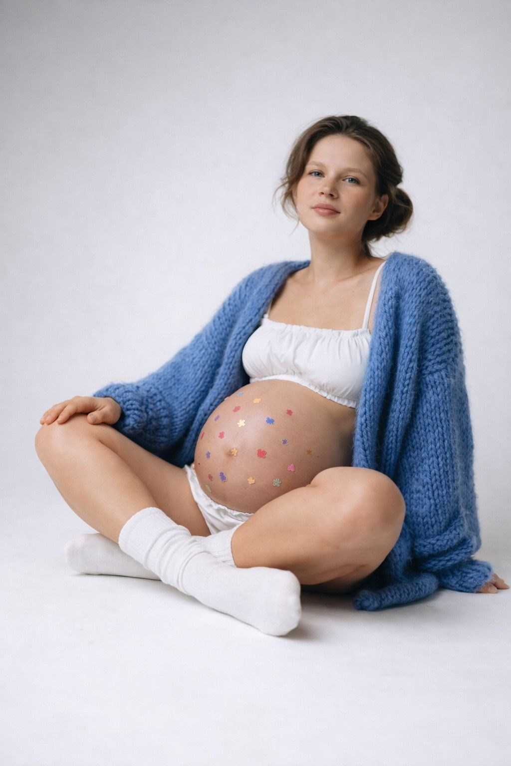 Фотосессия для беременных в студии с синим образом