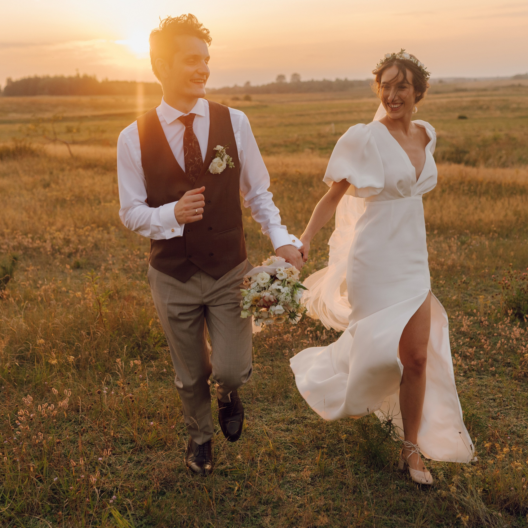 Para młoda na polu o zachodzie słońca – rustykalna sesja ślubna w plenerze, fotograf ślubny Poznań.