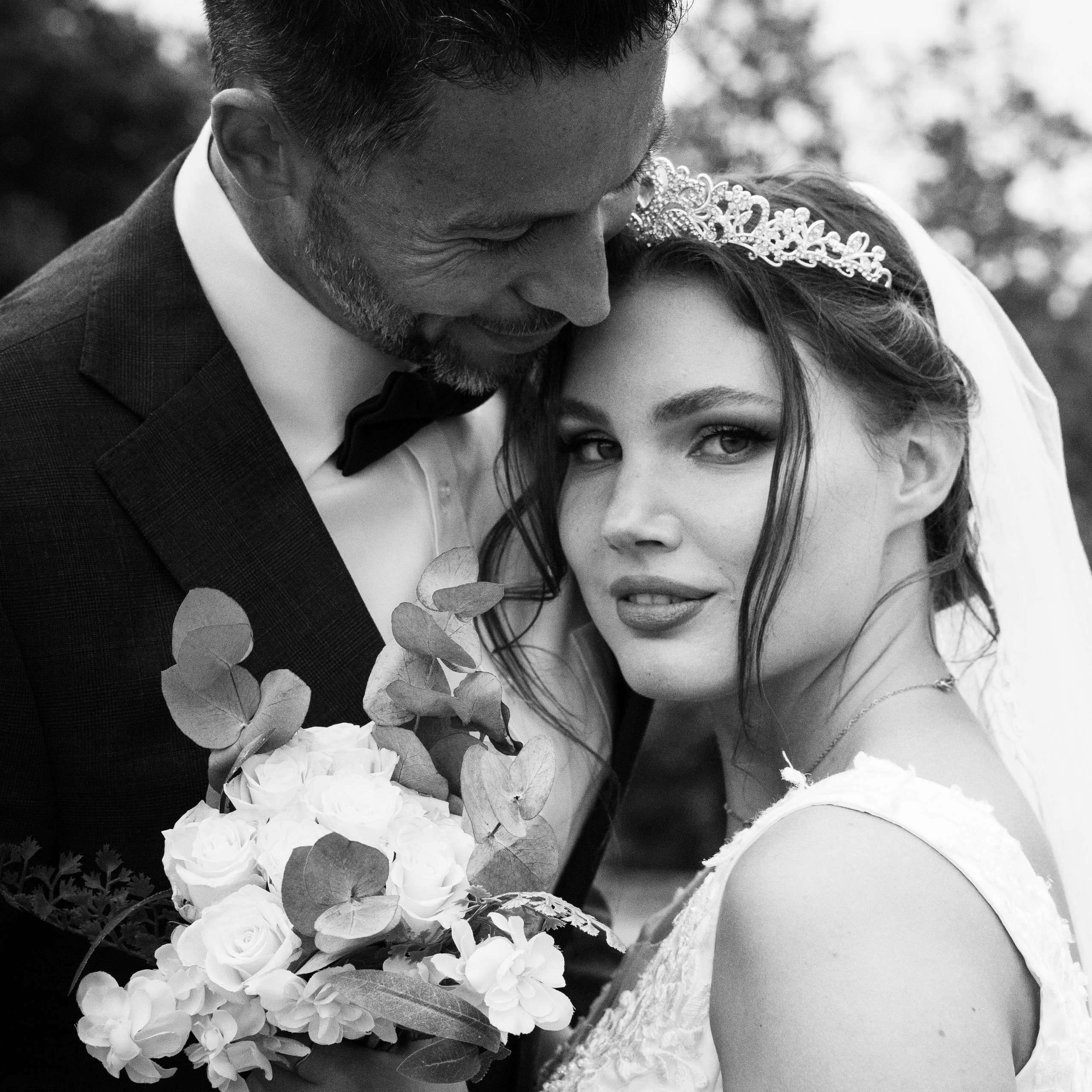 Свадьба (пара, крупно, эмоция)Описание: Свадебный портрет парыALT: Свадебная фотосъёмка: портрет жениха и невесты — свадебный фотограф в Вильнюсе и Каунасе