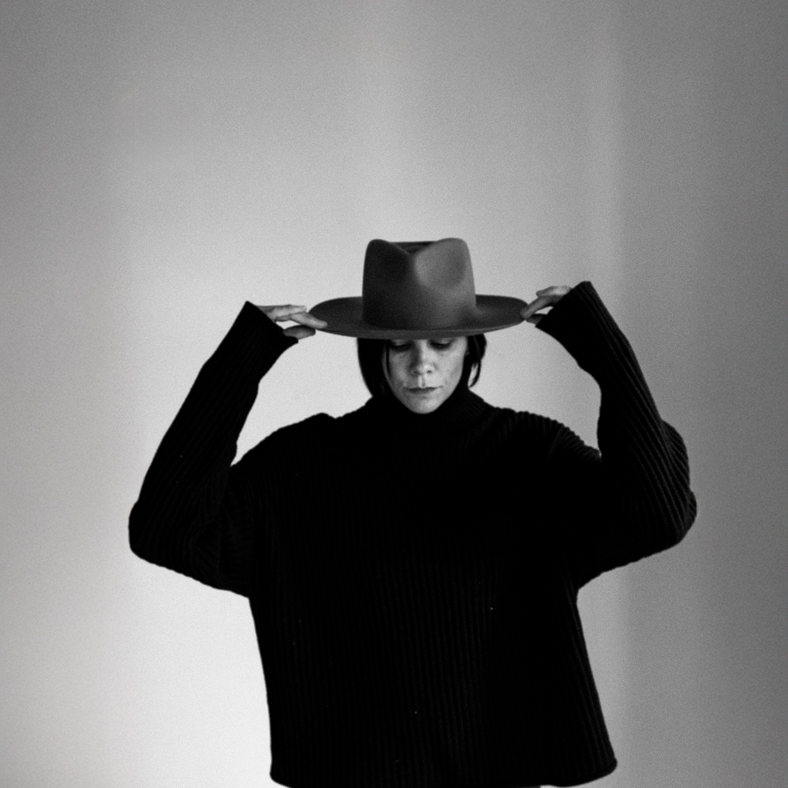 Rawnoir- Portrait photography by Daria Paliy.Timeless black&white portraits of women in NYC area