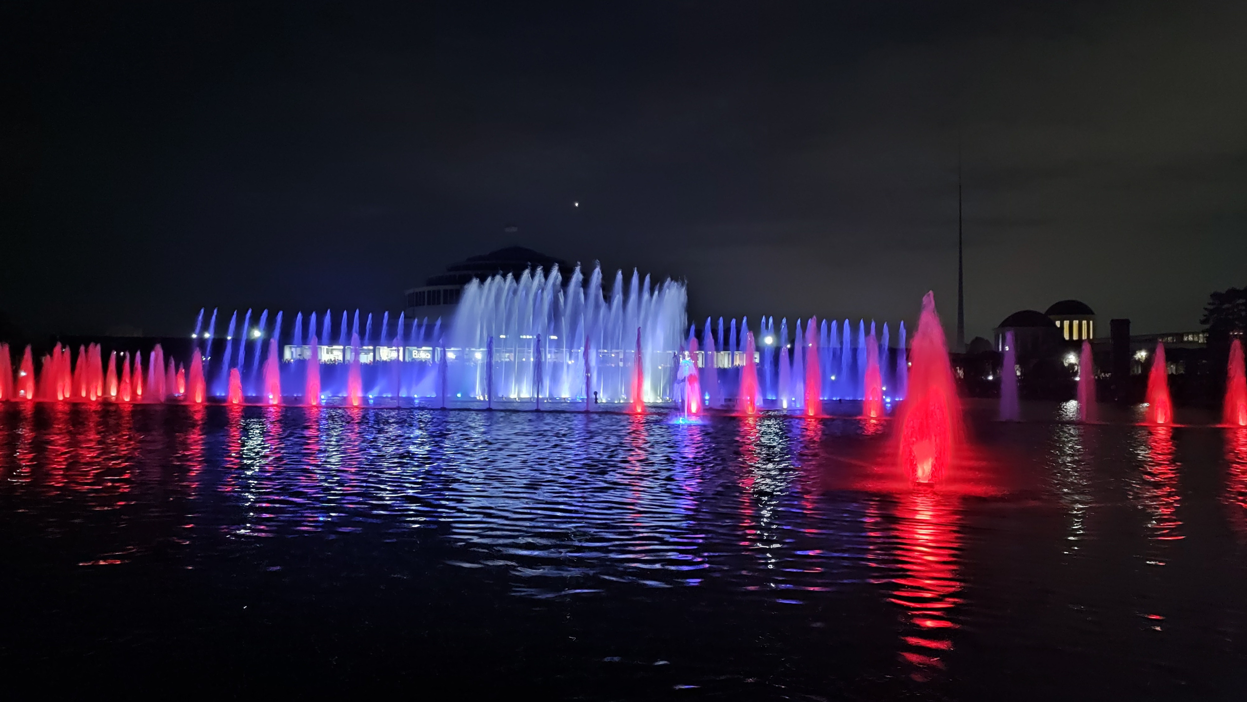 Нічне шоу фонтанів Hala Stulecia, світло-музика