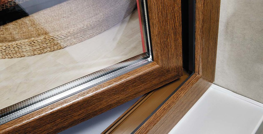 Пластиковое окно в ламинации Золотой Дуб.