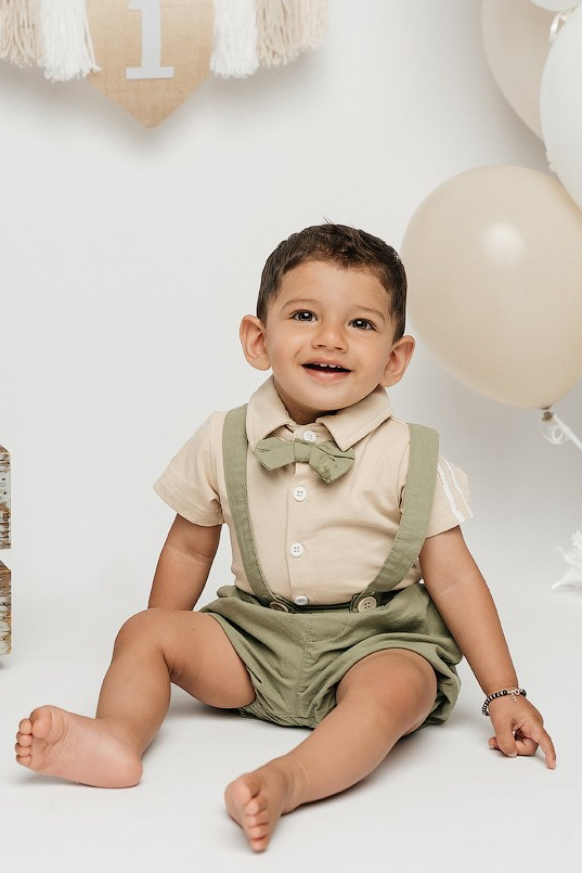 Cake smash outfits for boys. Newborn and family photographer. Hills District. Sydney