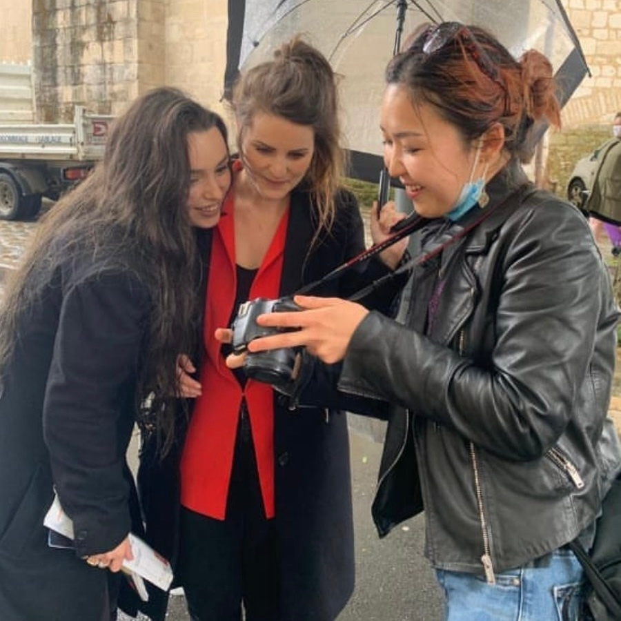 À propos. Photographe professionnelle à Poitiers, Tours et Châtellerault | Studio photo entre Poitiers et Tours – portraits, familles, entreprises, ma