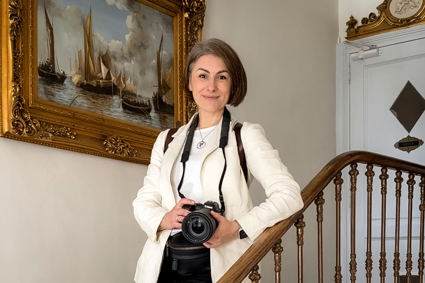 Eugénie Smirnova, wedding photographer in Toulouse, holding her camera
