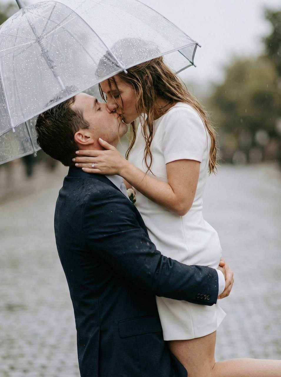 Brautpaar unter transparentem Regenschirm in Düsseldorf