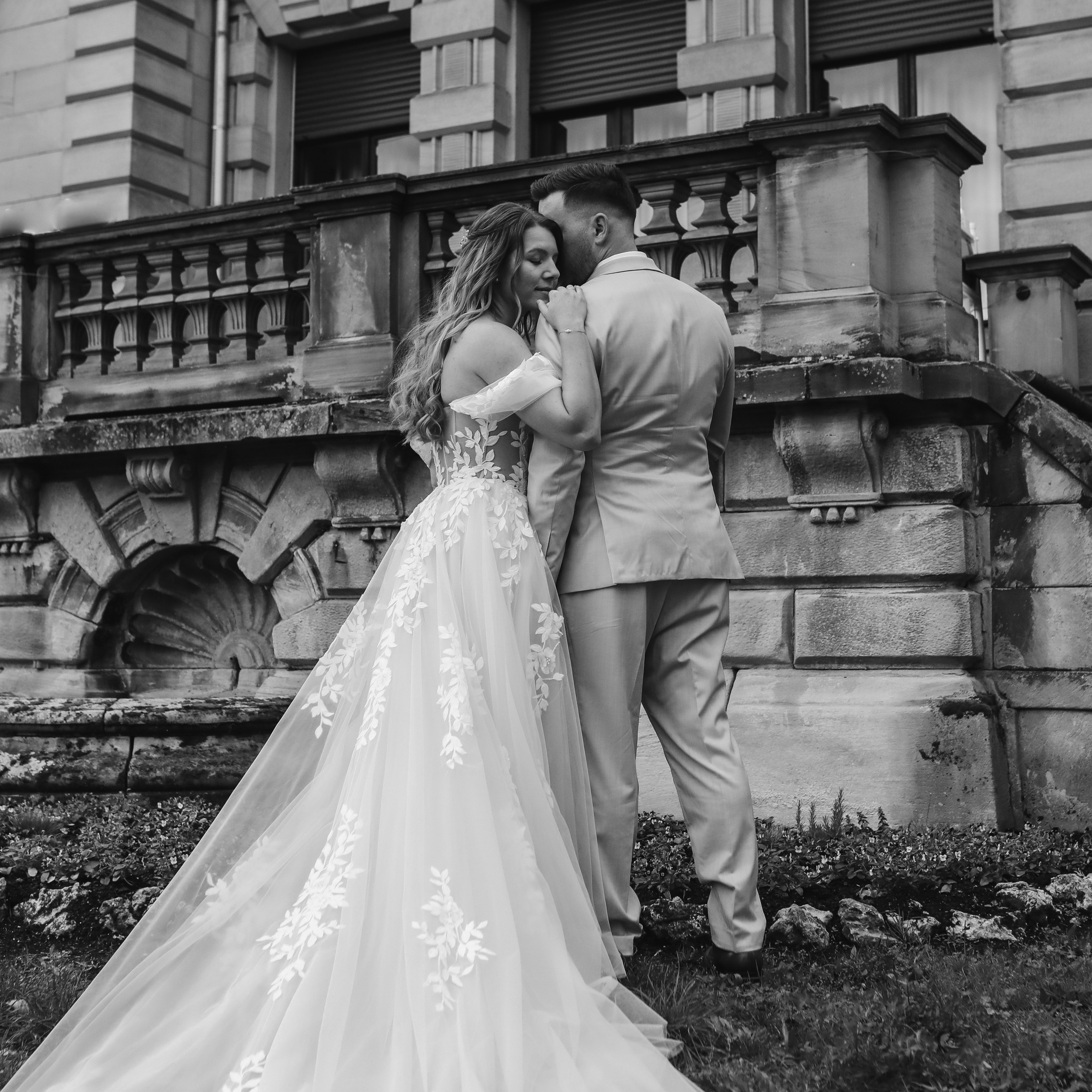 „Braut und Bräutigam beim First Look in Neustadt an der Weinstraße – emotionale Hochzeitsfotografie“