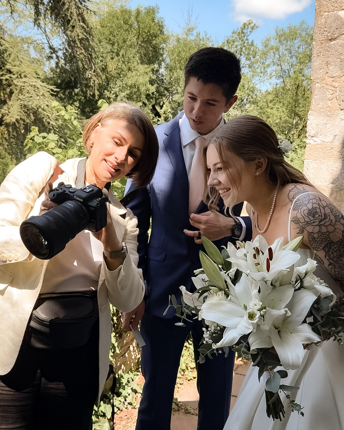 Photographe d’elopement en France guidant un couple pendant leur journée dans un château