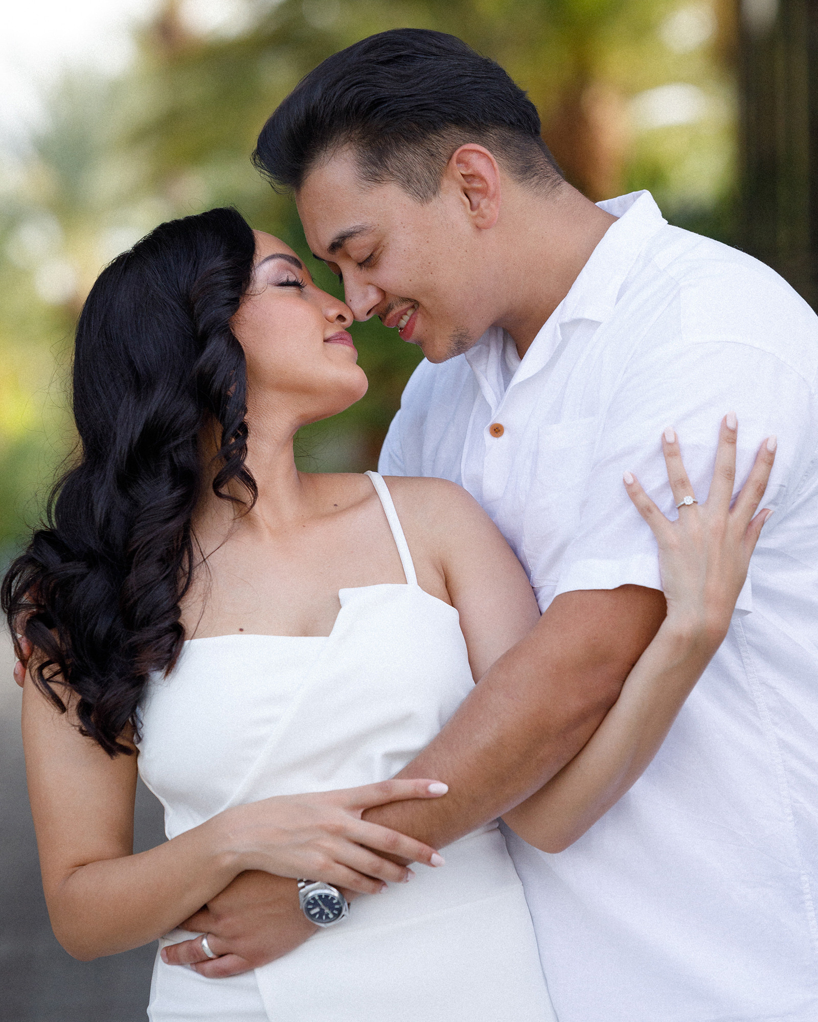 Love Story  Photographer Gran Canaria A couple embracing in front of a palm tree.