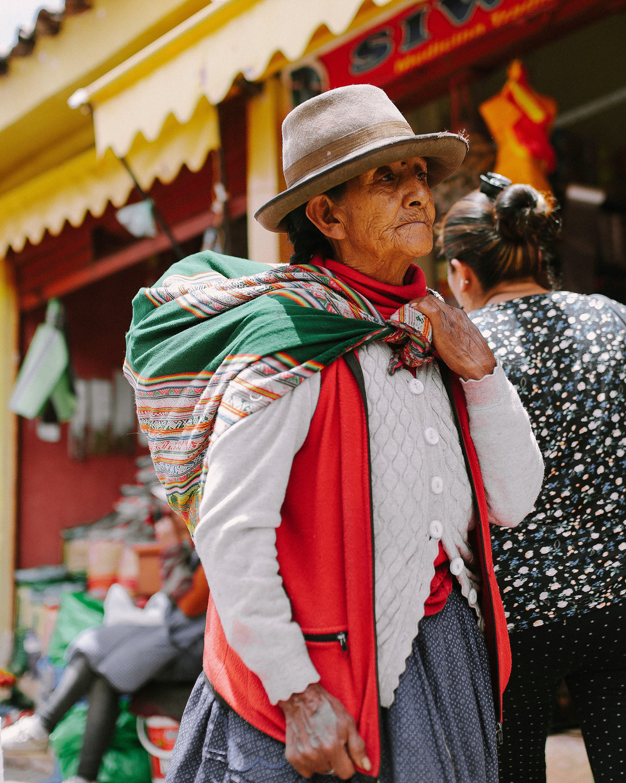 Местный житель несет рюкзак за спиной. 