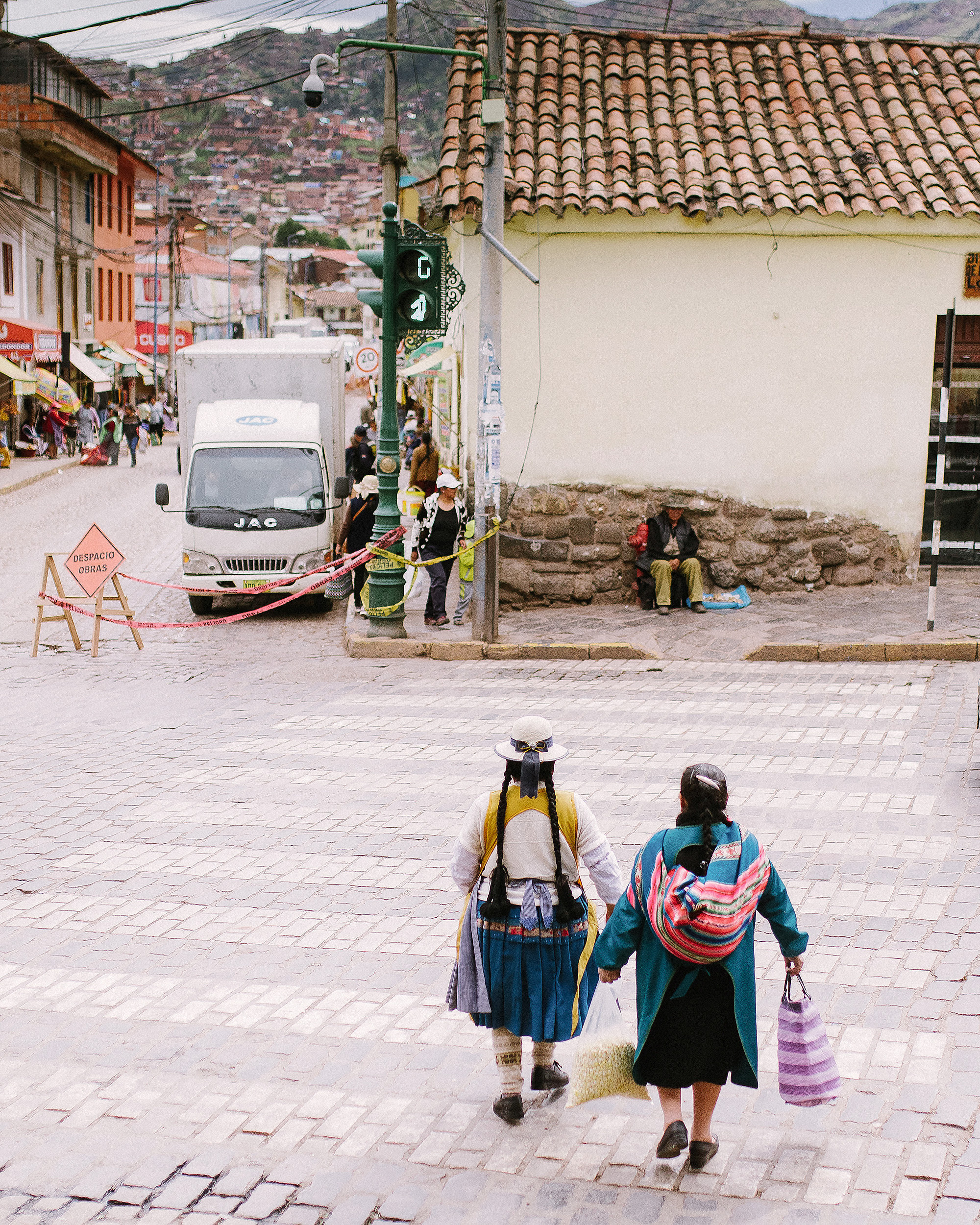 Две перуанские бабушки переходят дорогу в центре Куско.