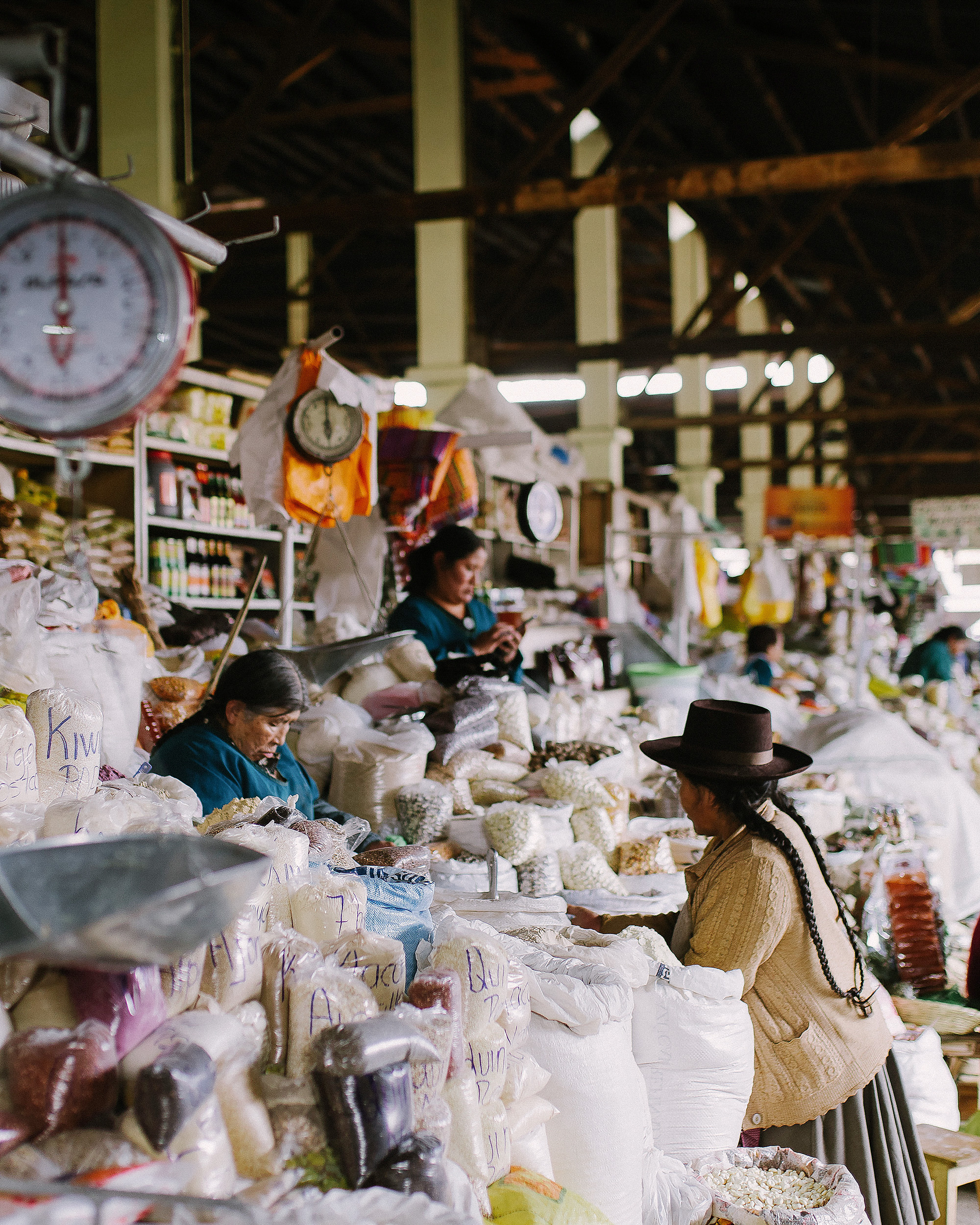 Городской рынок в Куско где вы можете купить еды и сувениров. 