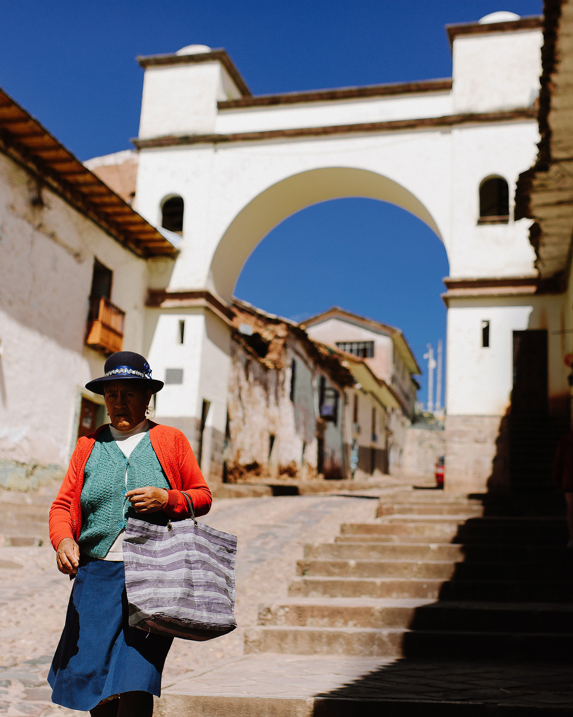 Вход в город. Арка и голубое небо. 