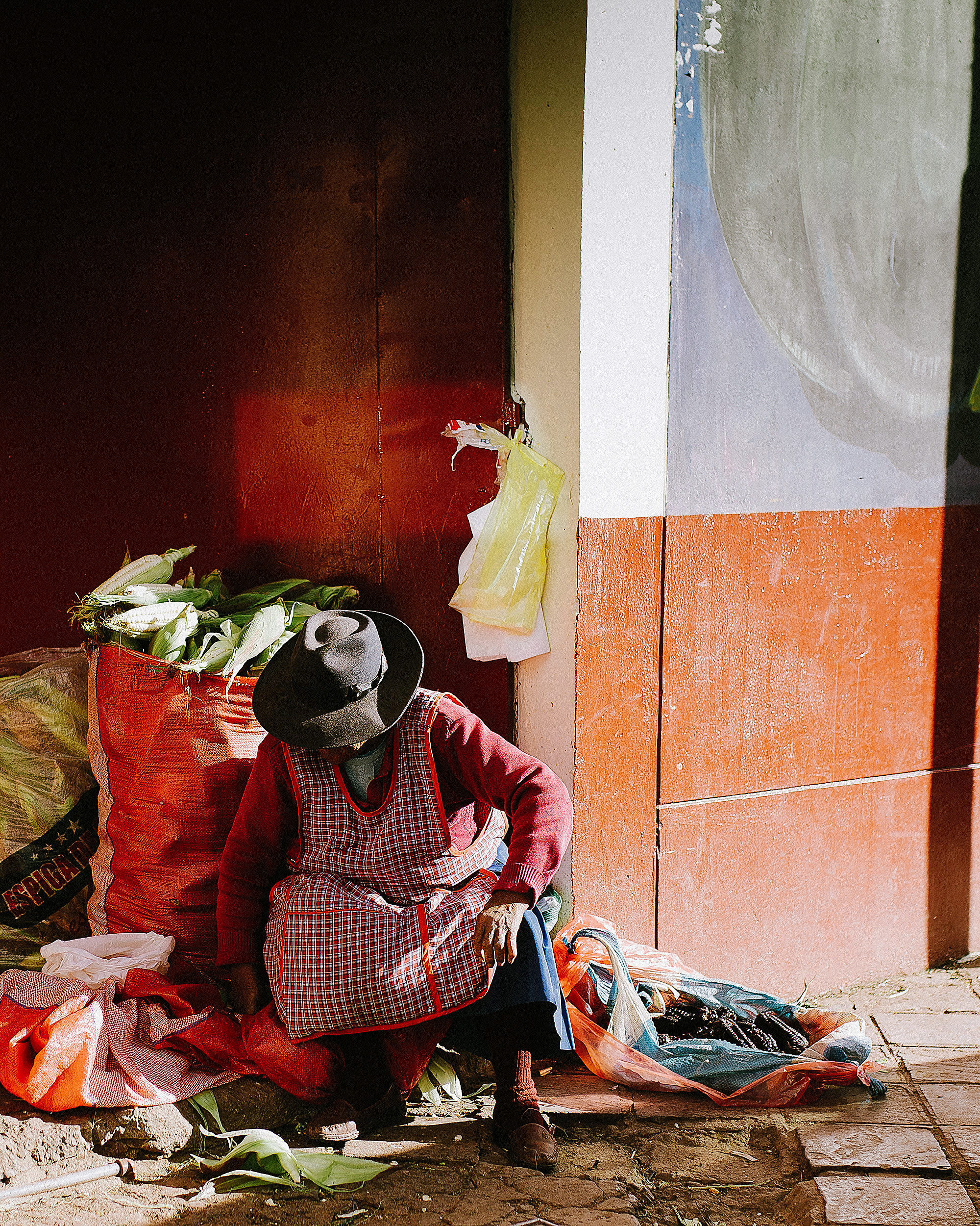Уличная торговля в городе Куско в Перу. 