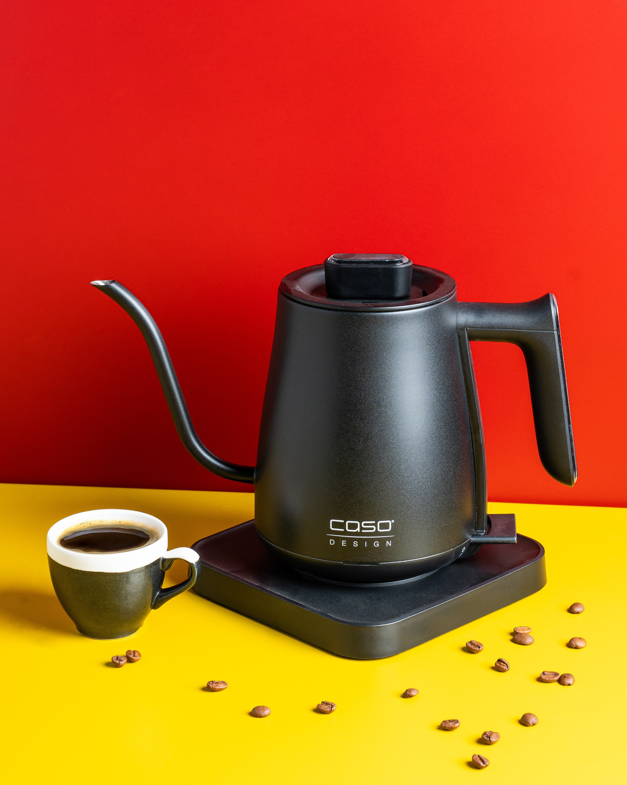 Dinamik sarı və qırmızı kontrast fonda yerləşdirilmiş məişət elektronikası məhsulu