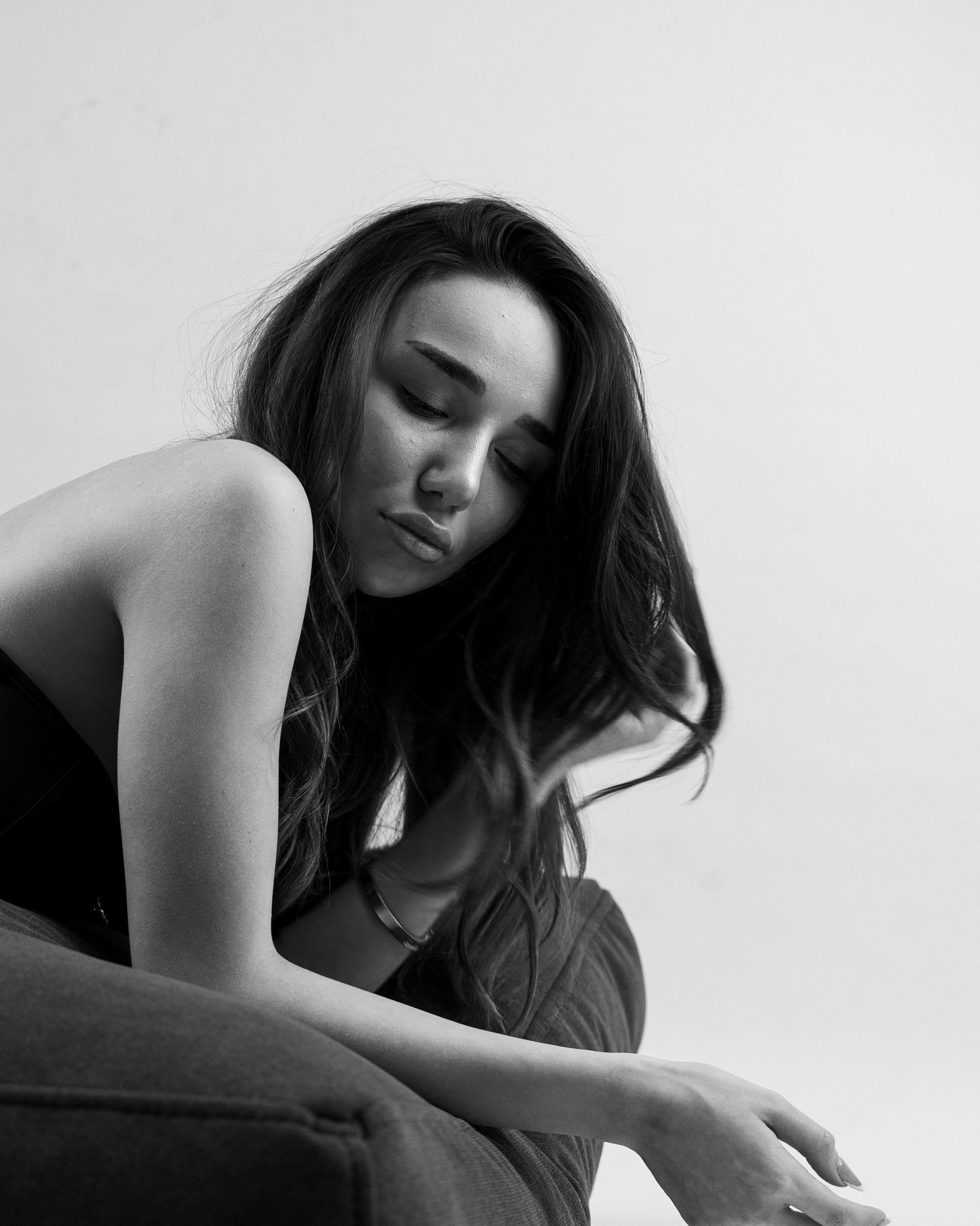 Ağ fonda klassik portret çəkilişi