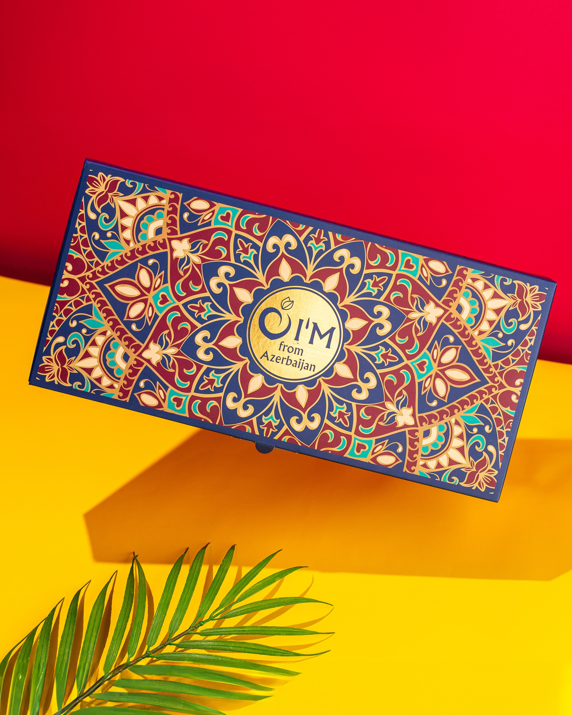 Yüksək enerjili rəngli fonda təqdim olunan məhsul qutusu – konseptual reklam fotosu