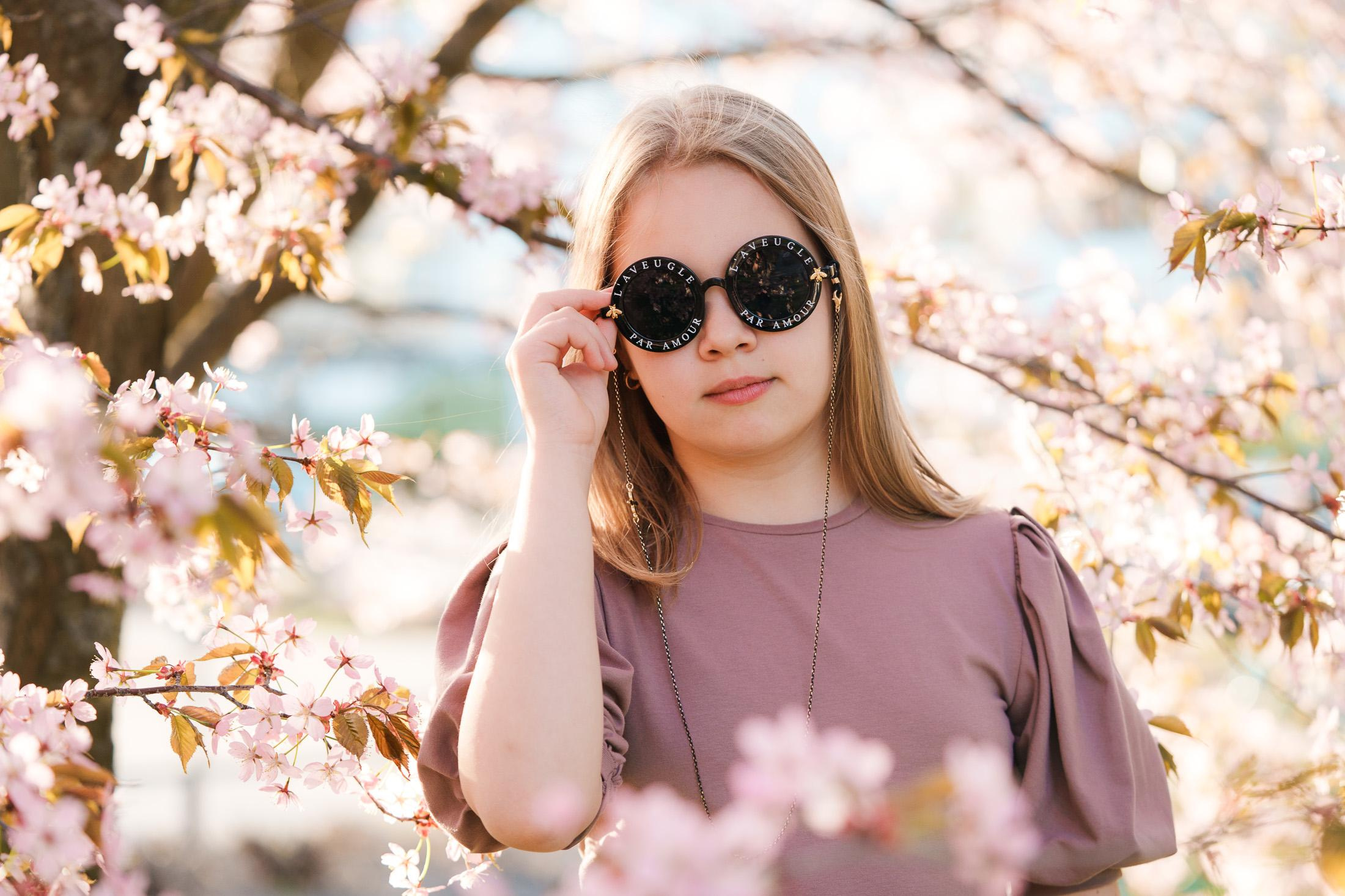 Aiti- lapsikuvaus kirsikkapuistossa