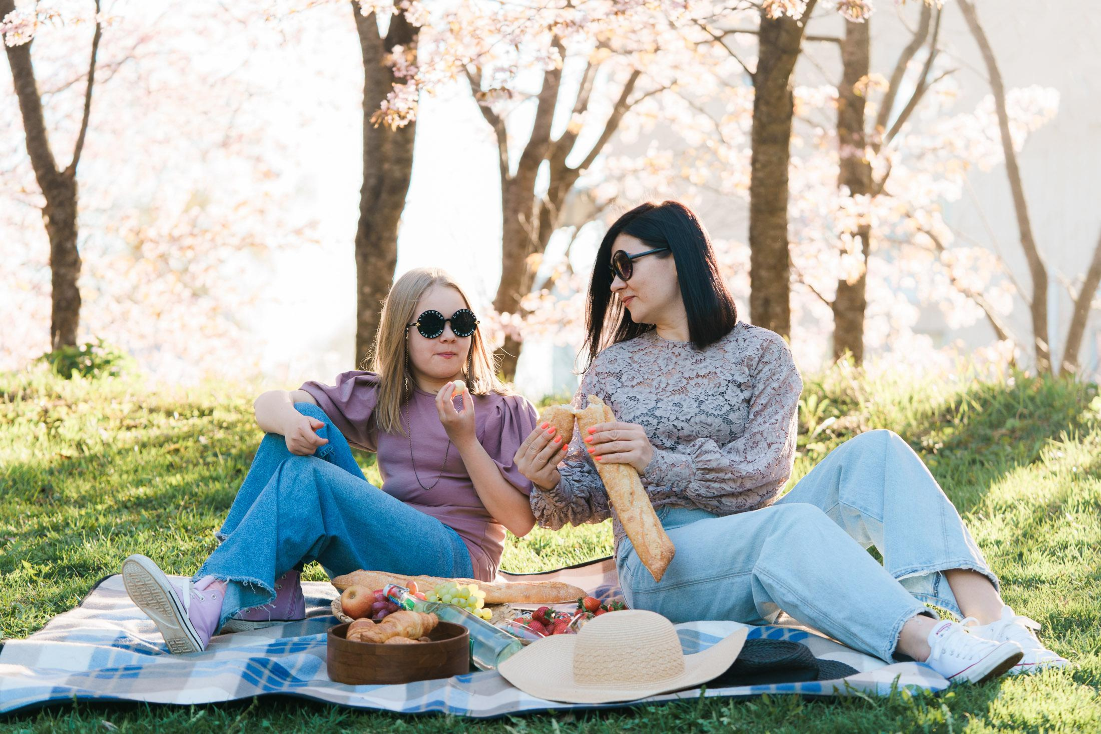 Aiti- lapsikuvaus kirsikkapuistossa