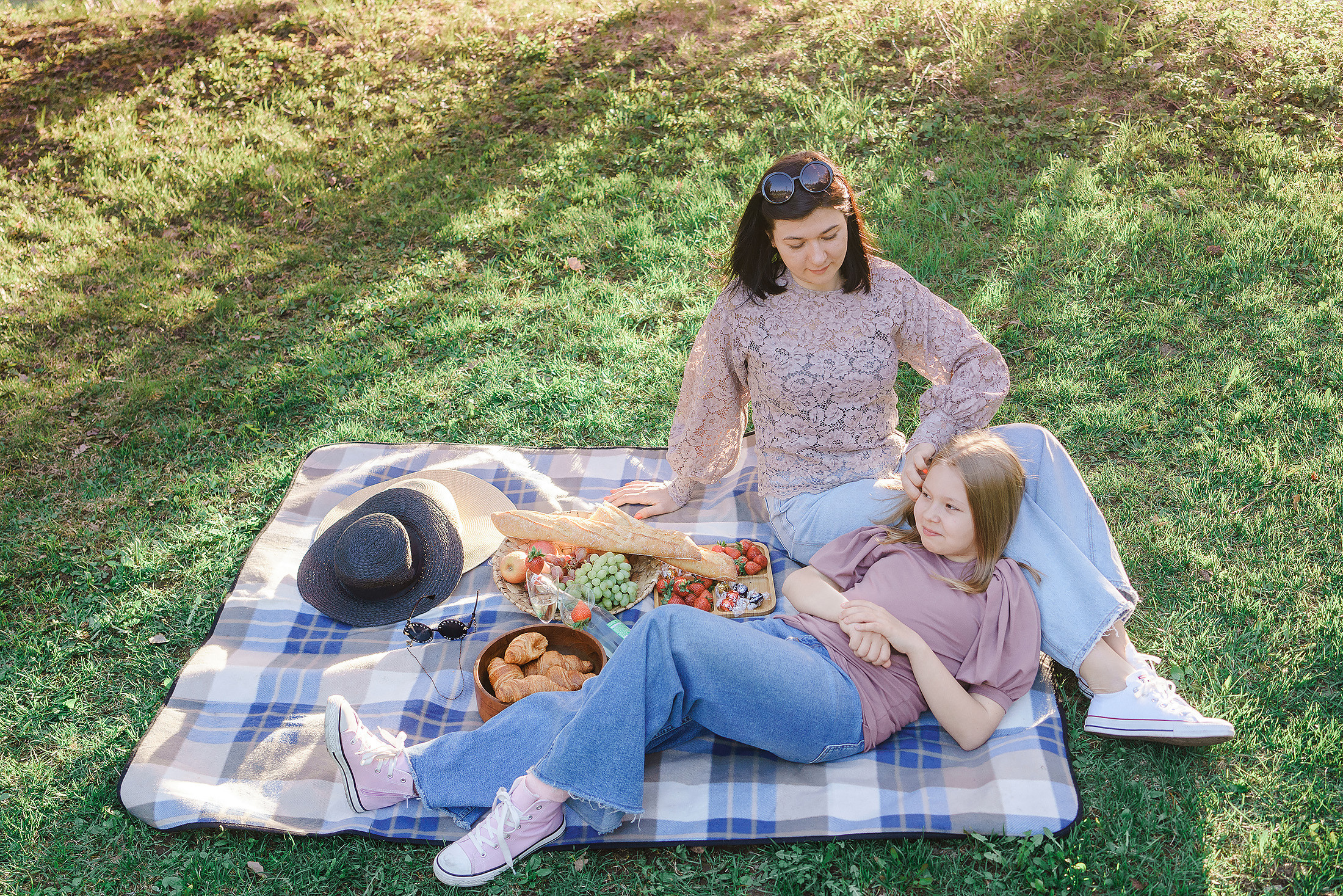 Aiti- lapsikuvaus kirsikkapuistossa