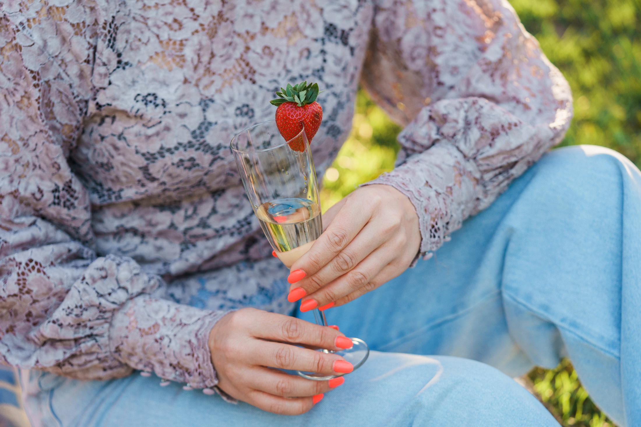 Aiti- lapsikuvaus kirsikkapuistossa