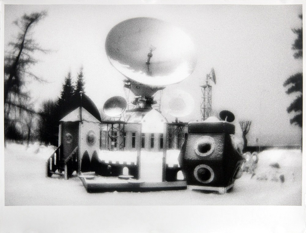 © Sergey Trapezin / Playground and space communication station